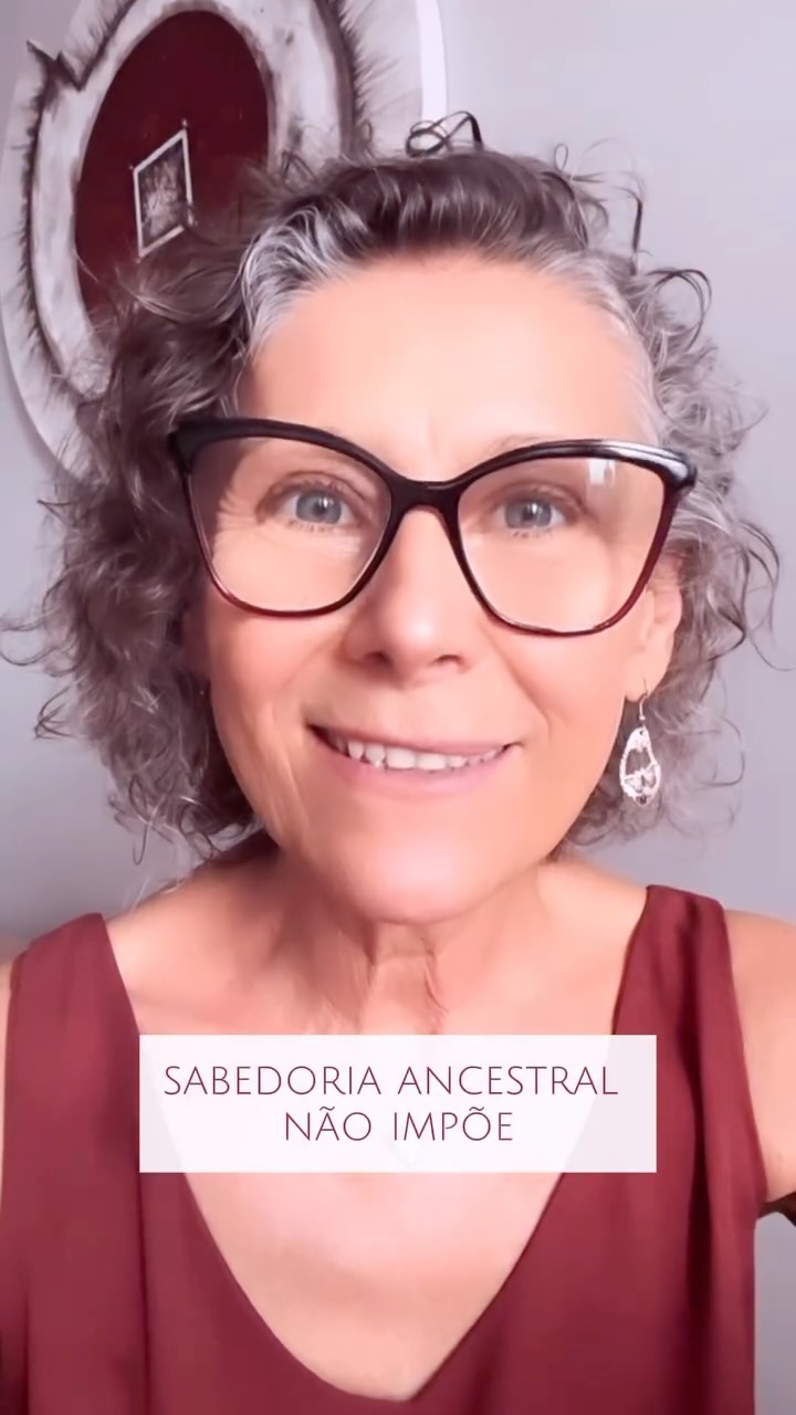 Ouça estas palavras sábias que Asha traz para nós. Fiz questão de traduzir esta fala porque ela nos convida a escutar, reconhecer, aprender e despertar a sabedoria ancestral registrada em todos nós.
Quando compreendemos a origem de pensamentos, ideias e verdades que carregamos, podemos acessar a sabedoria ancestral com mais consciência e discernimento, reconhecendo que ela também vive em nós.
O Arquétipo dos Avós nos revela justamente essa chave: o acesso e o uso consciente da sabedoria ancestral que está disponível em cada um de nós e que facilita e simplifica nossas experiências na vida.
Gostaria de saber como foi sua experiência escutando Asha?
Uma sensação de familiaridade com o tema? Um convite à reflexão? Uma lembrança? Um estranhamento? Um alívio? Uma inspiração?
Comente aqui para partilharmos nossas experiências!
E fique atento!
Daqui a pouco vou trazer o convite para o estudo do livro que acabei de lançar, As Seis Chaves do Ser Humano, para que possamos aprofundar também o Arquétipo dos Avós e o acesso à chave e às qualidades que ele nos proporciona.
Consciência
Existência
Felicidade
Eu Sou aqui
Eu Sou aí
Silvana Cunha
Autora • Palestrante • Terapeuta Holística Integrativa• Consteladora • Mentora • Cientista Intuitiva • Alquimista • Fundadora da TQC Cura Quântica®️ e do Despertar Quântico da Consciência
Insta: @silvanacunha.333
www.florescimentocriativo.com