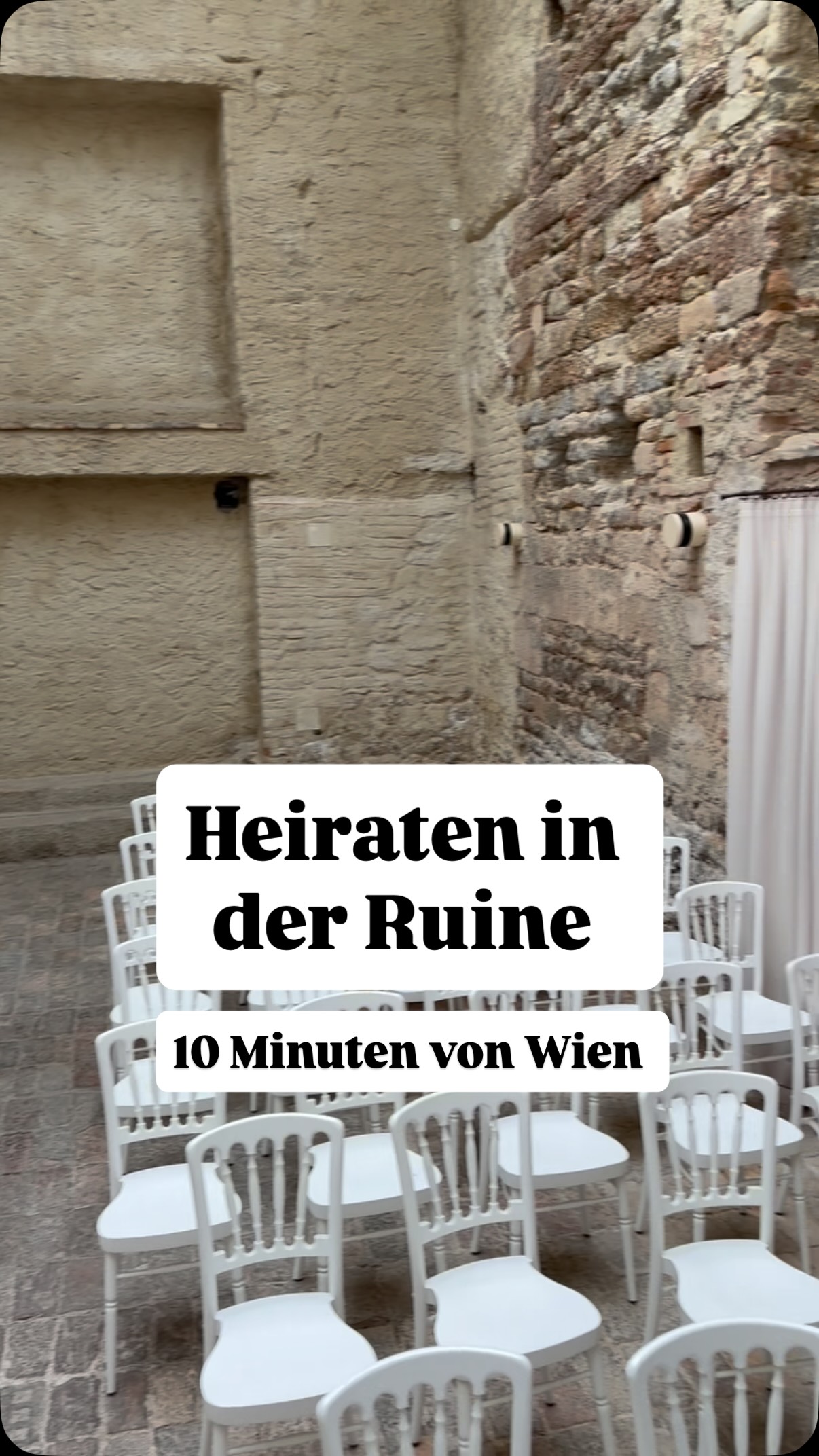 Eine denkmalgeschützte Ruine, in der ihr euch zu einem unglaublichen Mietpreis das Ja-Wort geben könnt! Das Beste daran? Es sind sowohl standesamtliche als auch freie Trauungen möglich, und das Trausetting ist vor Ort bereits komplett vorhanden. Die Ruine bietet Platz für kleine Gesellschaften bis hin zu maximal 80 Personen.
Auch bei schlechtem Wetter müsst ihr euch keine Sorgen machen. Dank eines Glasdachs kann eure Trauung hier ungestört im Regen stattfinden. Die Location liegt nur 10 Minuten mit dem Auto von Wien entfernt und lässt sich unglaublich gemütlich gestalten.
Wichtig zu wissen: Wegen des Denkmalschutzes ist echtes Kerzenfeuer zwar nicht erlaubt, aber dank des vorhandenen Stromanschlusses könnt ihr den Raum mit Lichterketten und anderen romantischen Deko-Elementen die Trauung unvergesslich machen.
#weddingceremony #heirateninwien #weddingplanner #locationscouting #freiezeremonie