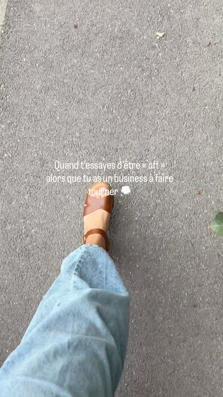 Être off quand on a son business…
En théorie : profiter, déconnecter, ne penser à rien.
En pratique : « tiens, faudrait que je fasse ça… », « ah et j’ai oublié ça… », « attends, j’ai une idée ! »
Bref. Je suis en balade, mais visiblement mon cerveau est resté à l’atelier.
👉 C’est aussi ça, la vie d’entrepreneuse 😆
____
✨ Boutique d’Esmée
👚 Flocage t-shirts & objets personnalisés
🧢 Casquettes • mugs • sacs
👰 EVJF • EVG • événements
📍 Narbonne | 📦 France