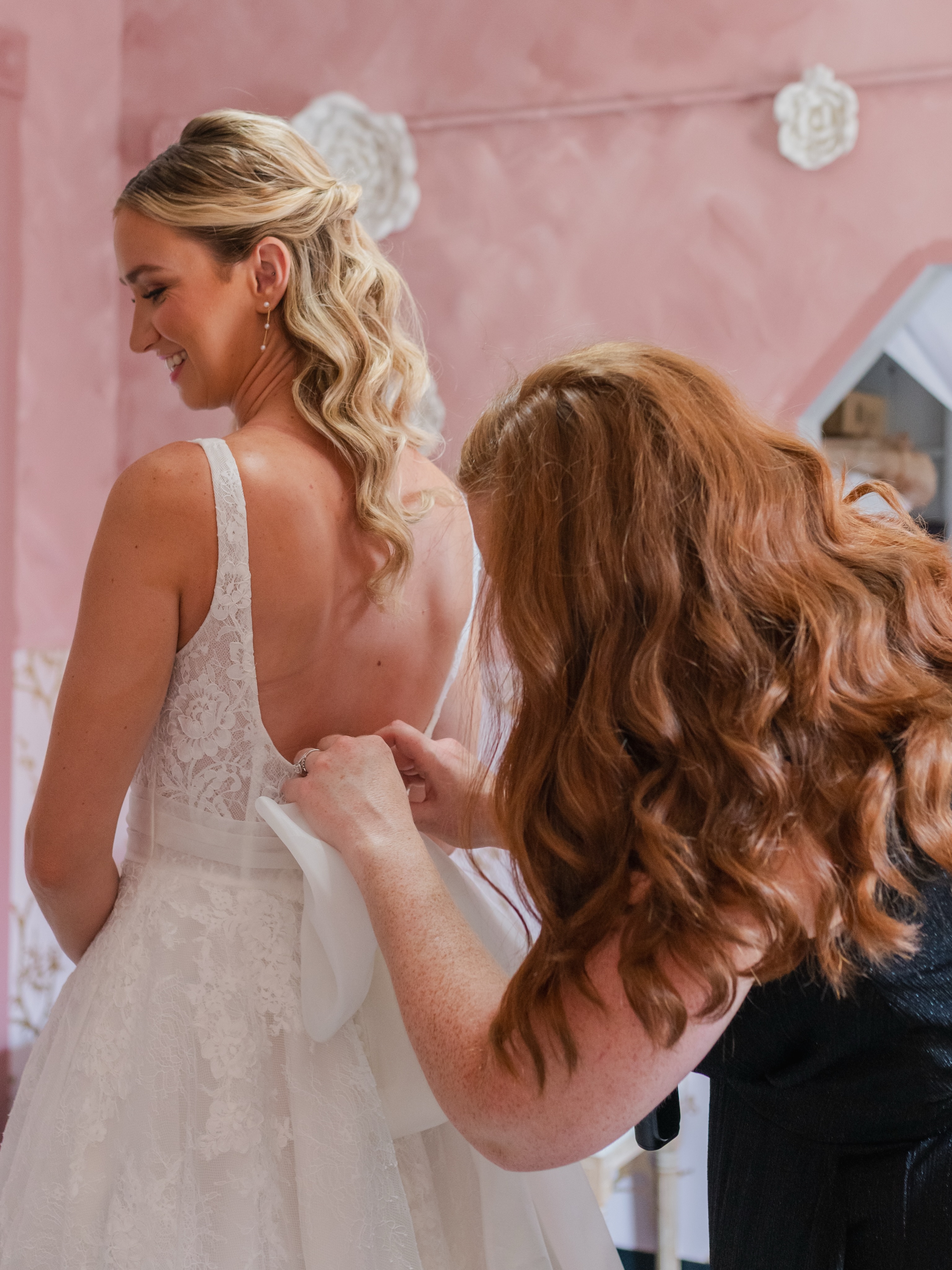 Help is on the way, dear!!!
No matter the task, this is the energy I’ll bring to your wedding day.
There are very few things that fill me with as much joy as celebrating two people in love, and I will do everything I possibly can to bring your wedding dreams to life!
📸 @unrulyblooms.co