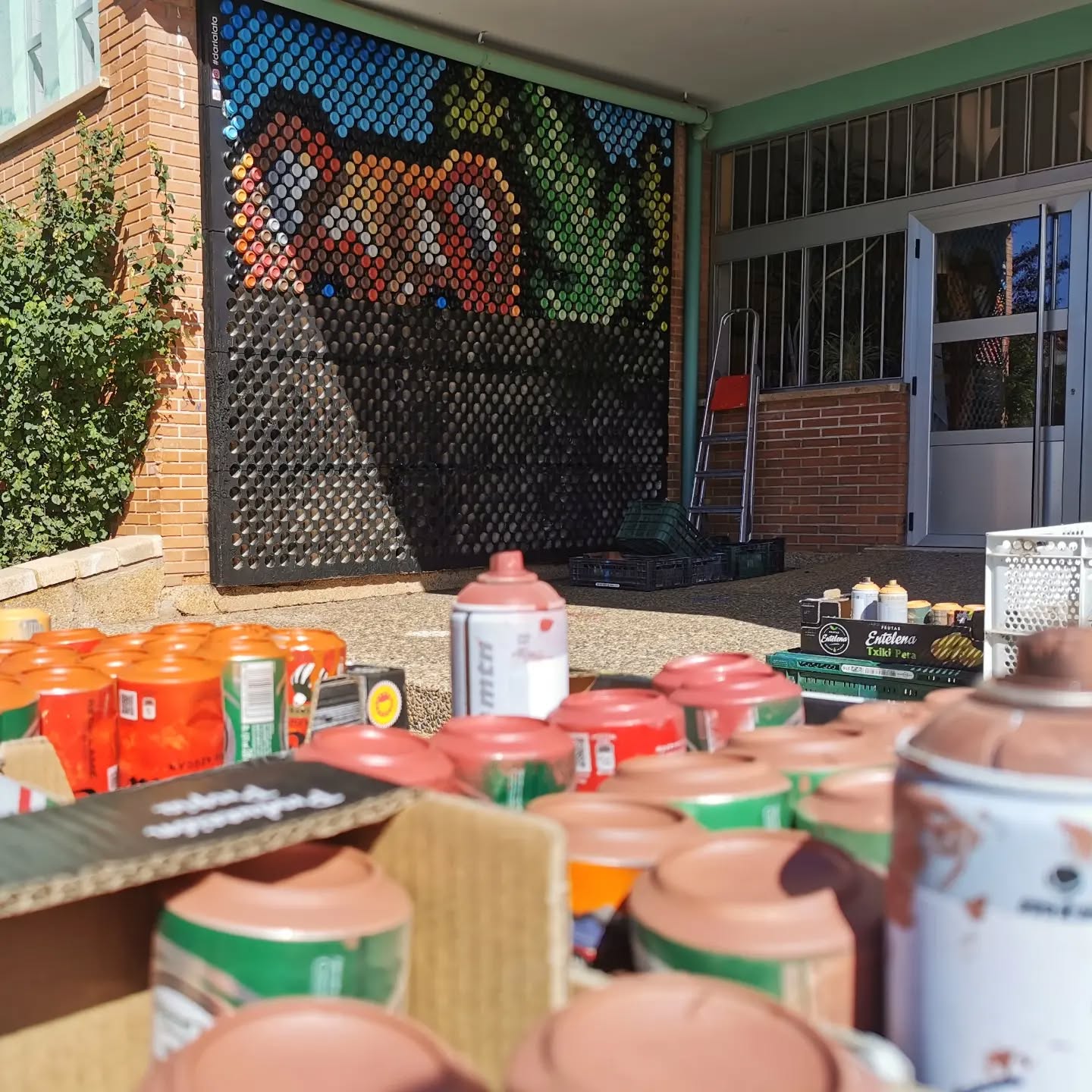 Empezamos el curso con nuevo miembro en el equipo #darlalata @candelaavargaas_ y cambiando el dibujo del #muraldelatas que hicimos hace cuatro años en el @colegiofuentedelrey. Es un verdadero placer estar otra vez con vosotr@s, en esta ocasión con l@s chic@s de sexto de primaria. Gracias a @soriajuventud @ayuntamientodesoria. Mañana el resultado final!!! 😜
#reciclajecreativo #economiacircular
