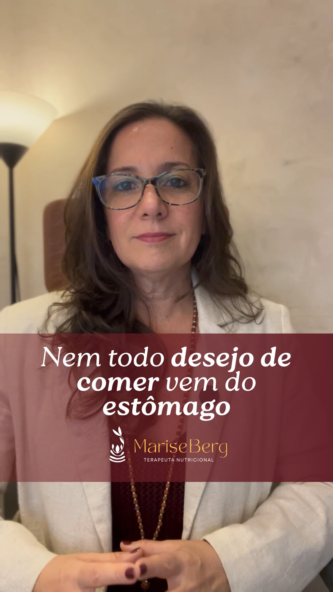 Beliscar o dia inteiro costuma ser tratado como falta de controle.
Mas, no consultório, me interessa entender o que aquela comida está fazendo por você naquele momento.
Está distraindo?
Acalmando?
Dando prazer no meio de um dia exaustivo?
Criando uma pausa?
Ajudando a adiar alguma coisa desconfortável?
Quando a comida ocupa diariamente a função de aliviar a tensão, tentar simplesmente controlá-la pode criar ainda mais tensão.
Por isso, antes de mexer no que está no prato, muitas vezes precisamos entender o que acontece antes da mão chegar até ele.
Se essa conversa fez sentido para você, me envie uma mensagem pelo WhatsApp. Será uma alegria conversar e te contar como funciona o acompanhamento em Nutrição Terapêutica.
#consciênciaalimentar #ayurvedabrasil #comeremocional #terapeutanutricional #estresse