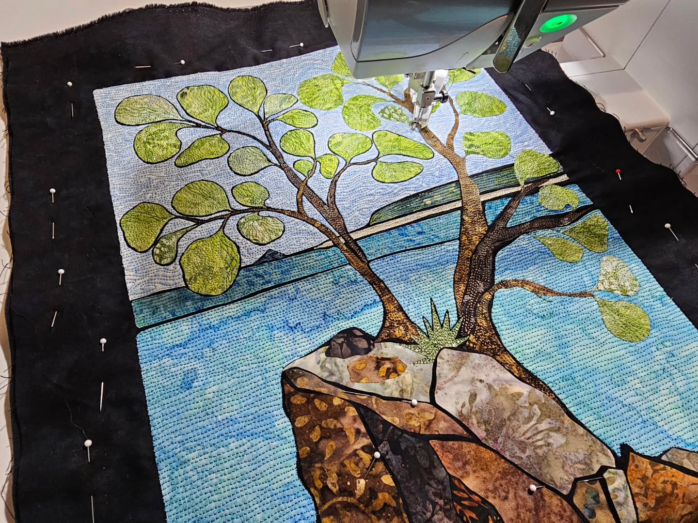 It's Friday! What have you been up to on this beautiful Spring day or maybe it's an Autumn day for you?
It's the first Friday I have had in my studio for a month.... 🤗
Work progresses on this landscape which will form part of new works for the Garden and Art Festival, Bay of Plenty, in November.
Plus, it was such a lovely afternoon we went for a walk and ice cream at the Mount.
#artquilting #landscapeartquilts #inspiredbylandscape #contemporarytextileart #inspiredbycoastlines