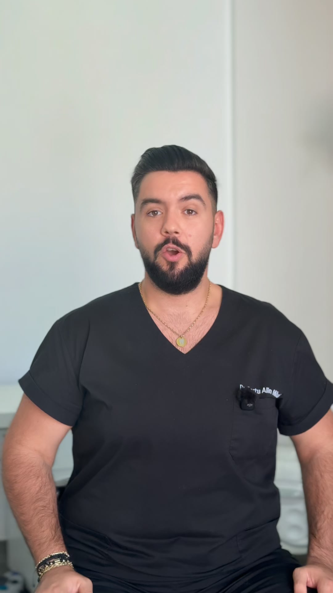Ce se întâmplă, de fapt, în timpul unei proceduri profesionale de albire dentară?
În spatele unui zâmbet mai luminos există o procedură atent controlată, în care fiecare etapă are rolul ei.
Nu este doar despre obținerea unei nuanțe mai deschise, ci despre un tratament realizat cu atenție, într-un mediu controlat și adaptat fiecărui pacient. ✨
📞 Pentru detalii și programări, ne puteți contacta la: +40 31 828 2322
📍Sau ne puteți găsi în următoarele orașe:
🦷 Iași: Șoseaua Moara de Foc 41, Etaj 1
🦷 Suceava: Strada Mitropoliei 32
🦷 Bacău: Bulevardul Unirii 2
🦷 Brașov: Strada Decebal 81