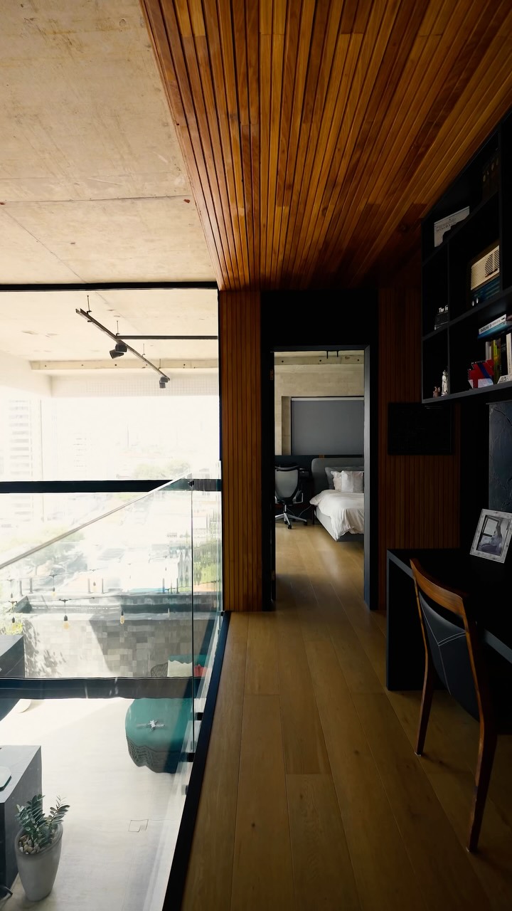 À venda: a cobertura duplex mais cool do Tirol.
No Teresa de Lisieux, um projeto @abreuebarros para a @macamengenharia e com arquitetura de interiores por @danieladantasarquiteta. Amplitude, privacidade e uma área externa que muda completamente a relação com a cidade.
Mais informações: (84) 98681-3322
Residencial Teresa de Lisieux - Tirol
190m2 | 2 suítes | 3 vagas | Espaço para depósito | Área de serviço | Parcialmente mobiliado | Marcenaria Florense e Lyra Móveis | Projeto arquitetônico e design de interiores por Daniela Dantas | Sistema de automação completo | Cortinas elétricas nas varandas da sala | Climatização com ar condicionados em todos os cômodos | Câmeras de segurança | Área de lazer recém reformada | Condomínio - R$1.700,00 | IPTU - R$7.920,00
Valor: R$ 1.670.000,00
Ref.: TL1301
#ItHomes #ImóveisemNatal #CuradoriadeImóveis #Cobertura #Duplex