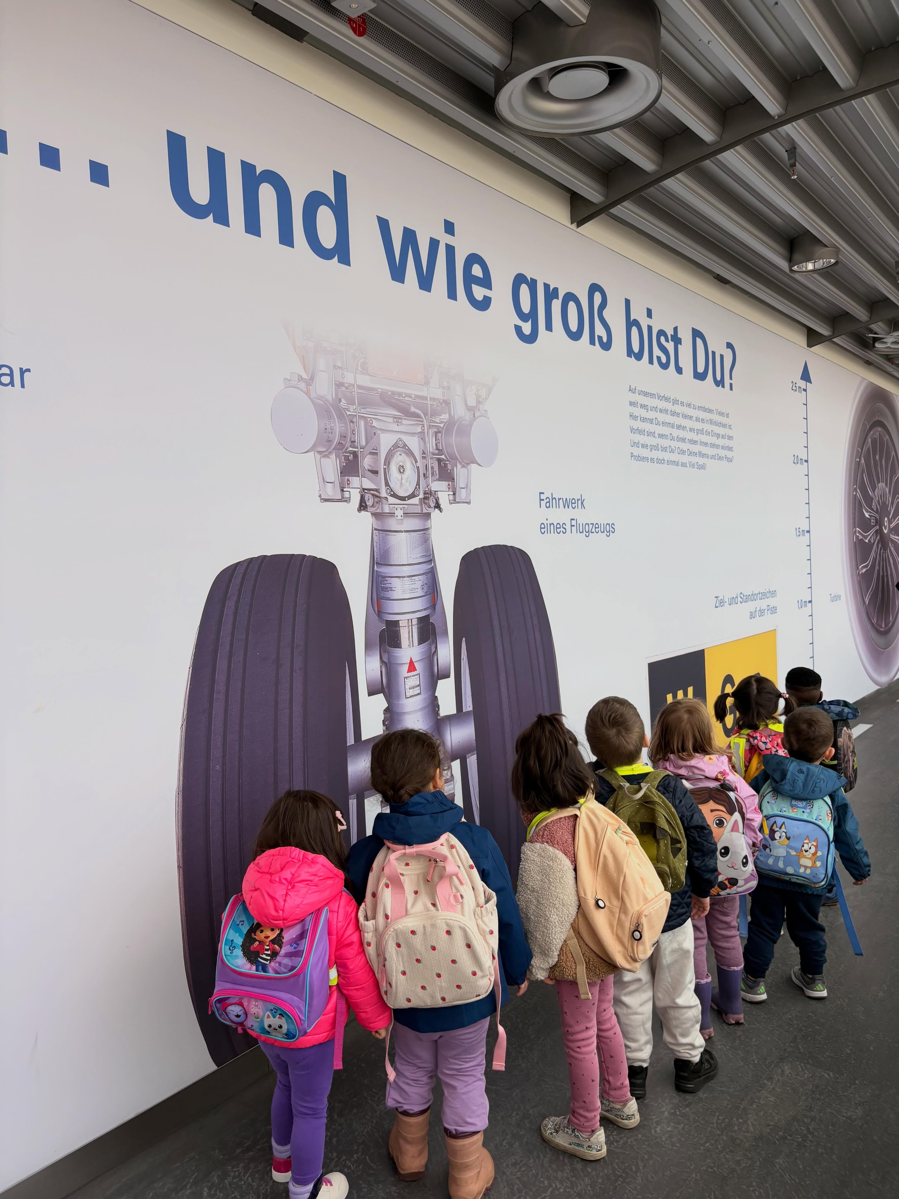 Heute ging es für uns zum Flughafen! ✈️
Wir konnten die großen Maschinen aus nächster Nähe beobachten und dabei jede Menge spannende Eindrücke sammeln. Ein abwechslungsreicher Ausflug, der bestimmt noch lange in Erinnerung bleibt. 🧳✈️ #flughafen #kita #flugzeuge