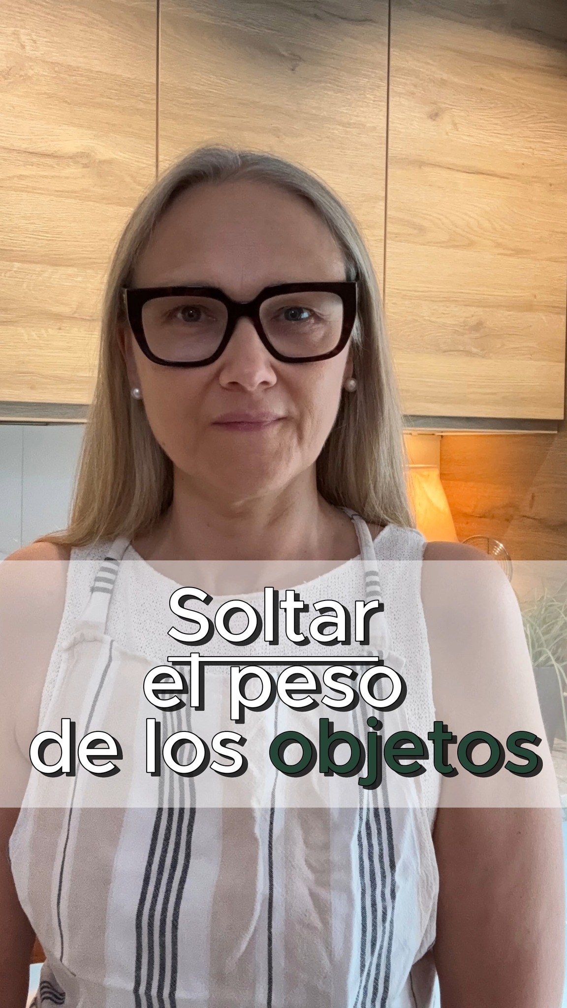 Rafi vivía con desorden y acumulación de objetos. Tenía de todo y no encontraba nada. El día que empezó a quitarle piedras a esa mochila, volvió a respirar.
No merecía seguir cargando el peso de los objetos, de las decisiones sin tomar, de buscar y no encontrar, de sentirse incoherente e incapaz, de cerrar la puerta a los suyos. Soltarlo fue volver a respirar.
Si te ha resonado, accede a esta experiencia de 4 días en la que vamos a cambiar nuestra mirada frente al desorden: Recupera Tu Casa, Recupera Tu Vida.
Si quieres acceder a esta experiencia, escribe en comentarios la palabra “ACCESO” y te lo hago llegar por mensaje privado 🌈🎯El domingo empezamos.
#tresinteriores #apego #herencia #soltarconamor #ordenconsentido #viviendosola #recuperartucasa #calmaencasa #ordenyemocion #viviendosola #ordenquesesostiene #saliendodelbucle #tuespacio