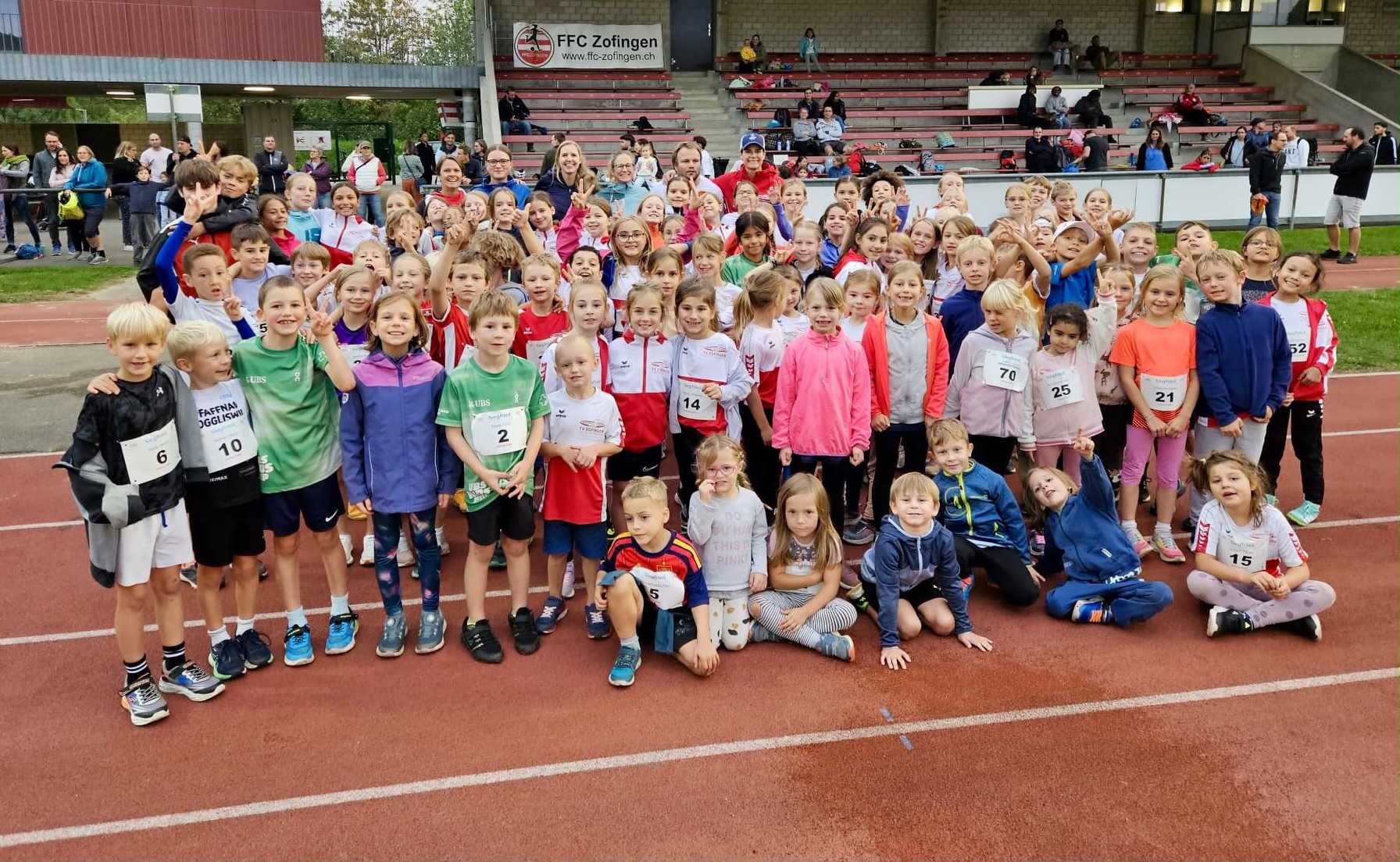 Im zweitletzten Training der Saison haben sich die Jüngsten noch einmal im Laufen, Springen und Werfen gemessen und einen vereinsinternen „Zoficup“ durchgeführt.
Im Vordergrund standen für einmal nicht Resultate, sondern ein letzter Plauschwettkampf unter freiem Himmel, bevor es dann nach den Herbstferien wieder ins Hallentraining geht.
Rund 80 Kids der Kategorien U08 bis U12 haben alles gegeben und durften sich zum Schluss das wohlverdiente Schoggibrötli abholen.
-------------
#tvzofingen #meinzofingen #aargauersport #zoficup #saisonabschluss2026
@stadt_zofingen @aargauersport.ch @alv_athletics