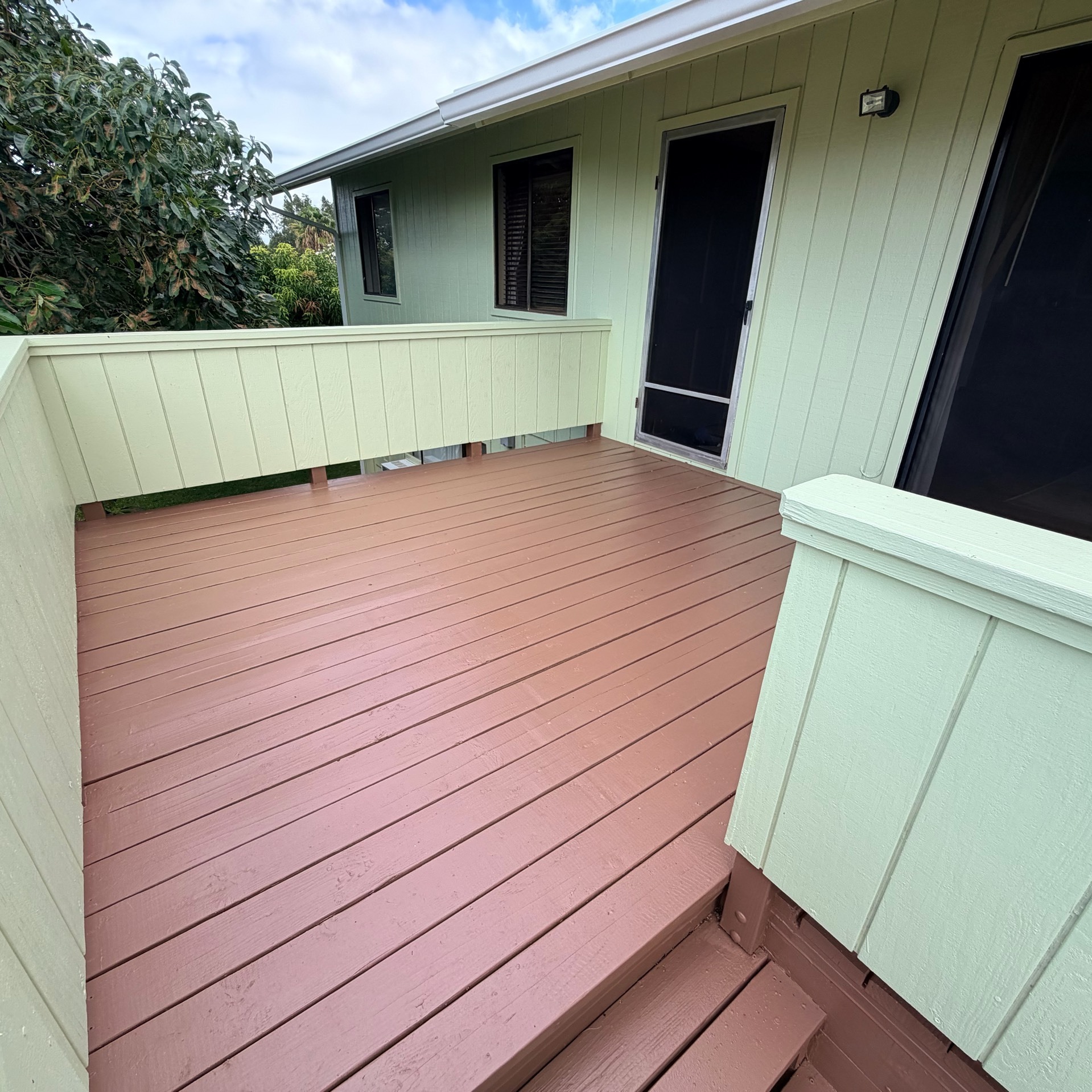 ๐ชต๐จ Deck Restoration โ Before & After โจ๐ก
This deck was ready for a little refresh! We restored it, gave it a fresh new look, and now itโs ready to be enjoyed again. โ๏ธ๐ด๐ค