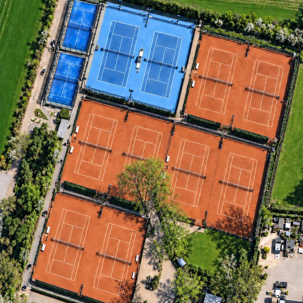 🎾 THIS IS OUR HOME 🎾
Von oben sieht’s schon ziemlich stark aus – aber noch besser ist es mittendrin 💙🤍
🎾8 Sandplätze
🎾2 Hardcourts
🎾2 Padelcourts
🍹Top Gastro @daniko_clubhaus
und jede Menge Platz für Tennis, Padel, Fitness, Matches und gemeinsame Zeit.
Hier wird trainiert, gekämpft, gelacht, gewonnen, verloren – und vor allem Sport gelebt.
Vom ersten Ballwechsel unserer Kids bis zum entscheidenden Matchball unserer Mannschaften:
Das ist unsere Anlage. Das ist unser Club. 💪🎾
💙🤍 Ein Platz für alle, die Racketsport lieben.
#Tennis #Padel #Erftstadt #Lechenich #TennisNRW
