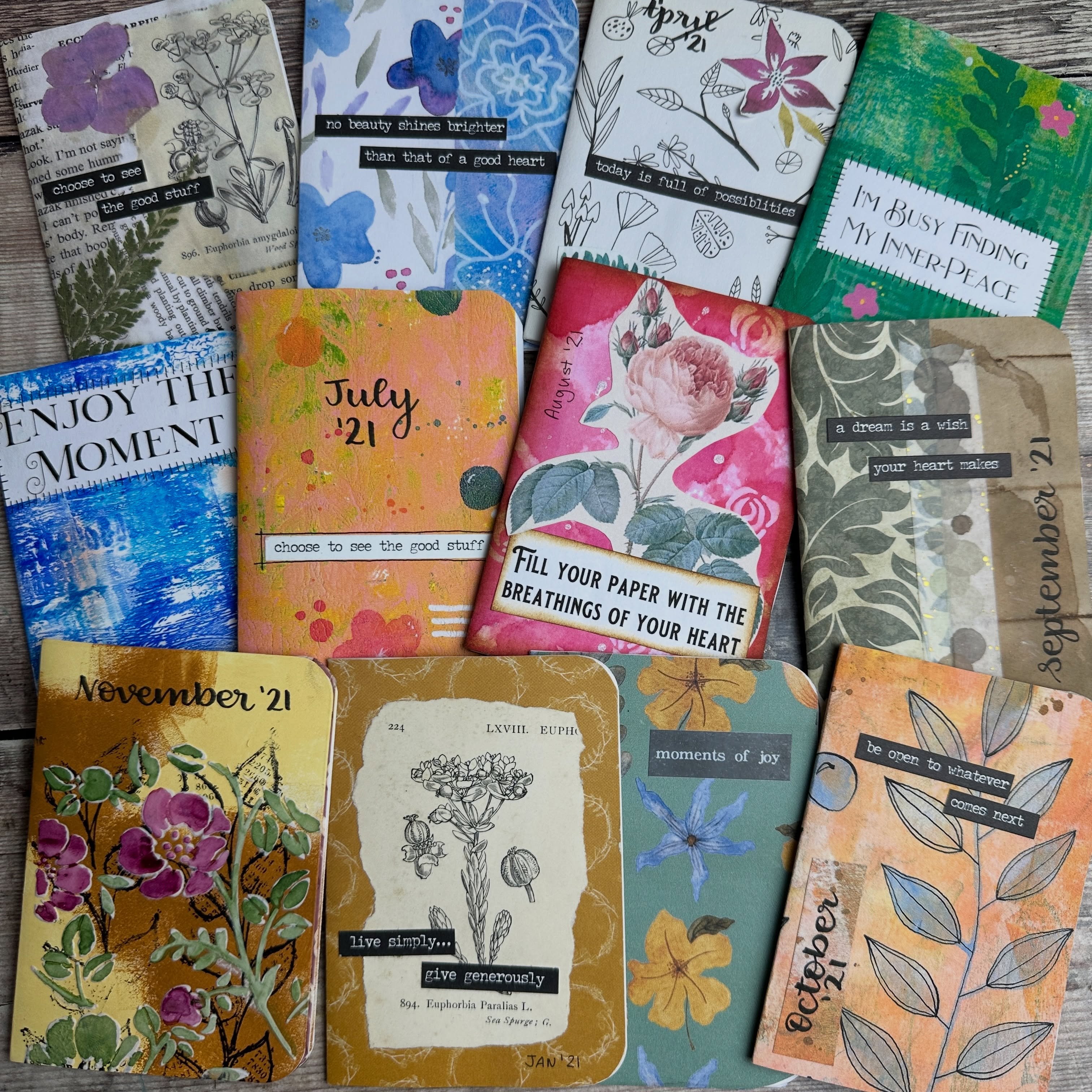 A little collection of my journal zines 🥰 They are one of my absolute favourite mini creative projects. If you’ve been following me for a while then you might remember I created one every month during 2021 ✨ I have tutorials for creating them on my YouTube channel if you fancy making one of your own. I’ve started creating them again regularly and just love seeing this collection grow ❤️