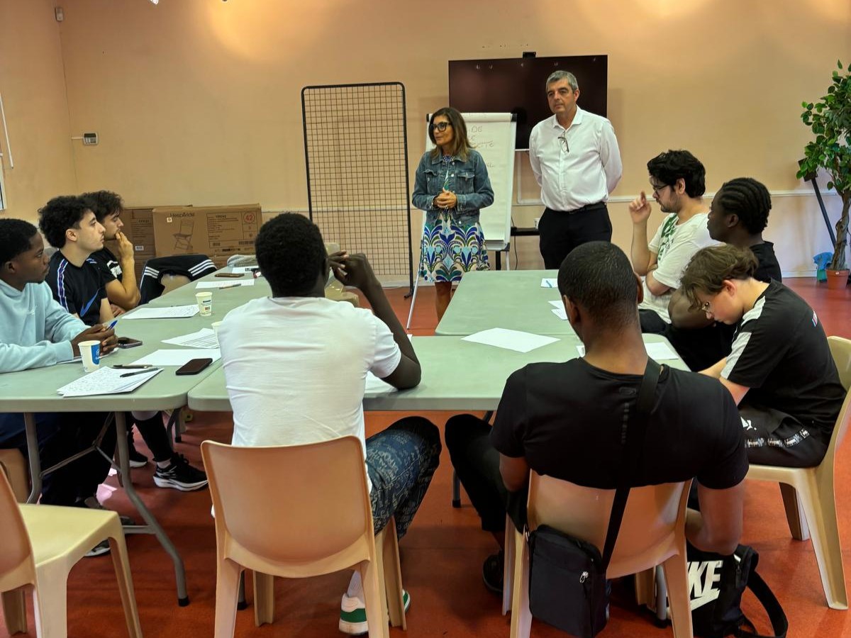 🤩 Retour sur la session "Egaux" hors-les-murs à Longjumeau !
👉 Deux semaines d'ateliers : théâtre-forum, aïkido, slam, forum emploi... et d'échanges avec des professionnels sur des thématiques variées, qui ont permis aux jeunes d'apprendre à se connaître pour mieux appréhender leurs projets professionnels et personnels !
🫶 Merci à @sandrine_gelot, Maire de @villedelongjumeau , de nous avoir accueillis et d'être venue à la rencontre des jeunes.
💜 Merci aux professionnels qui interviennent sur le dispositif depuis des années : Compagnie NAJE - Régis - @soniasexologue @zaak_egaux @collectif129h @roudabrindille