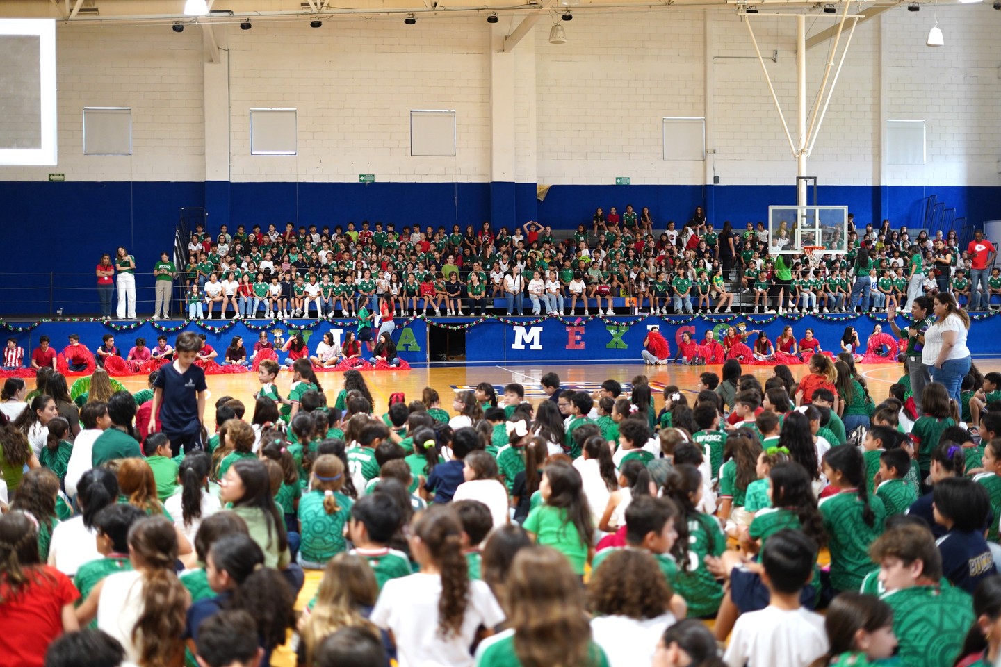 Con gran entusiasmo y orgullo, nos reunimos para celebrar una de las fechas más significativas de nuestra historia: el Grito de Independencia de México. Compartimos un evento organizado por STUGO (Consejo Estudiantil). Tuvimos la participación de la Banda Cívica, escolta, una representación de los héroes de la independencia en la noche del 15 de septiembre de 1810, una actividad interactiva y un baile típico de Nuevo León.
Más allá de conmemorar un acontecimiento histórico, esta celebración fue una oportunidad para fortalecer nuestro sentido de comunidad, valorar nuestras tradiciones y reconocer lo que nos une como mexicanos. ¡Viva México! ¡Viva nuestra comunidad! 🇲🇽🎉 #WeAreISR