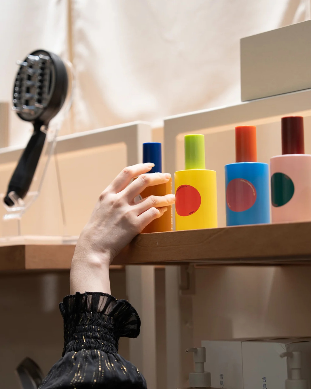 NOUVEAUTÉ : DIFFAR CHEZ BIJO;
Des huiles parfumées japonaises pensées pour les cheveux et le corps, avec des formules d’origine naturelle et des textures légères qui laissent la peau douce et les cheveux délicatement parfumés.
DIFFAR se décline en 6 fragrances, chacune avec son propre univers, à choisir selon l’humeur du moment.
Une nouvelle façon simple et sensorielle de se parfumer au quotidien.
À découvrir chez Bijo; à l’occasion de SUPER JAPON au Bon Marché Rive Gauche.
@diffar_f_h_o @lebonmarcherivegauche