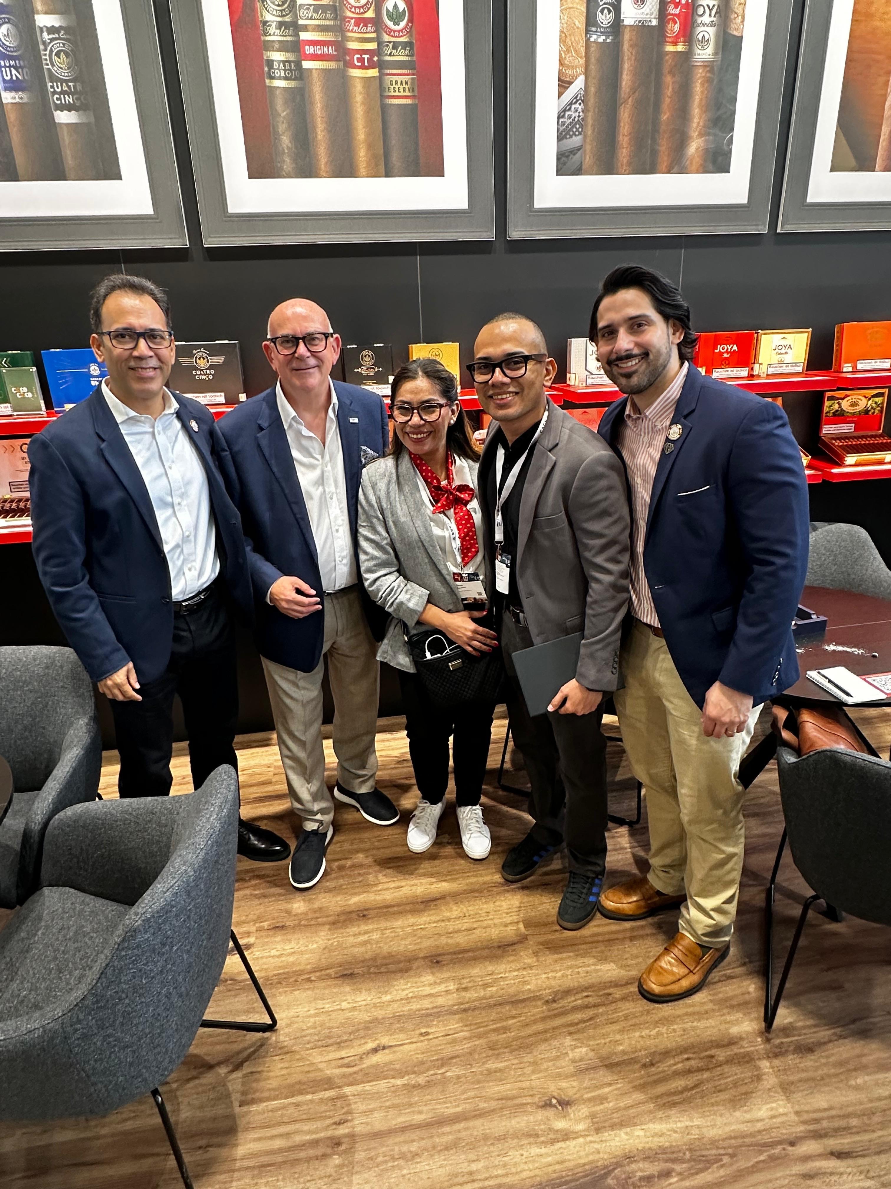 Team @joyacigars at @intertabac_official 🤩
Did you know Joya de Nicaragua was established 1968 as the first premium cigar maker in Nicaragua 😮
Now that’s an iconic statement 😎
#joyacigars #intertabac #intertabac26 #joyadenicaragua #newworldcigars