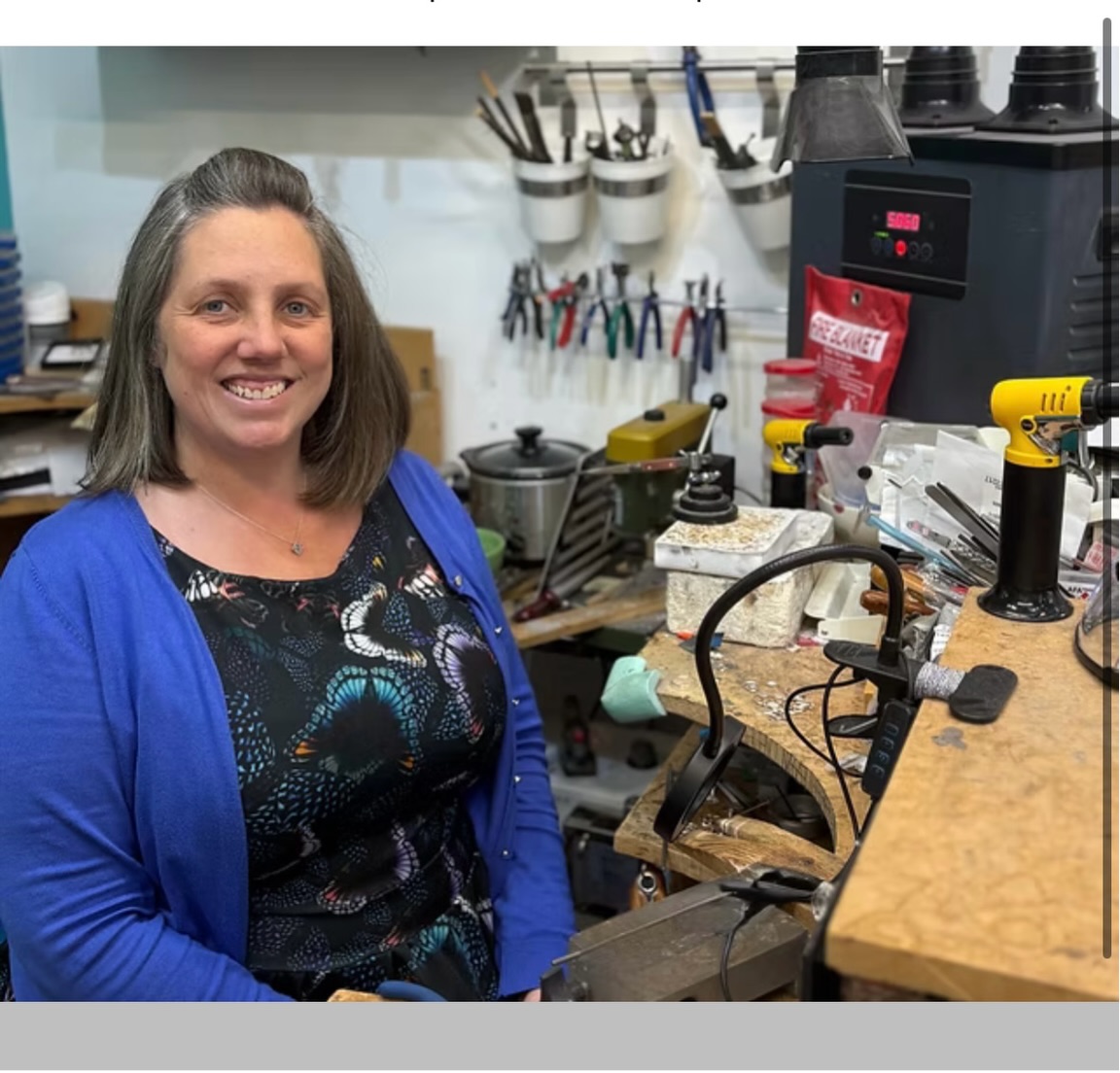 I’ve just realised my business “Abby Filer jewellery” is 20 years old ! 😱😱 Time has flown by 😱
So here are a few cheesy pics of me at my work bench over the years 😂 Some of my jewellery and a pic of me out side @frannyandfiler my other business which I co own with @francesstuntjewellery 😍
In 2006 I set up Abby Filer jewellery after graduating from Manchester Metropolitan University, with a Bachelor of art and Ba Hons in 3 dimensional design.
I now hand make 15 different jewellery collections, using predominately sterling silver but also working in aluminium, semi precious gem stones and gold to create unique wearable pieces of art.
#contemporaryjewellery #silverjewellery #abbyfilerjewellery #jewellery #handmade
