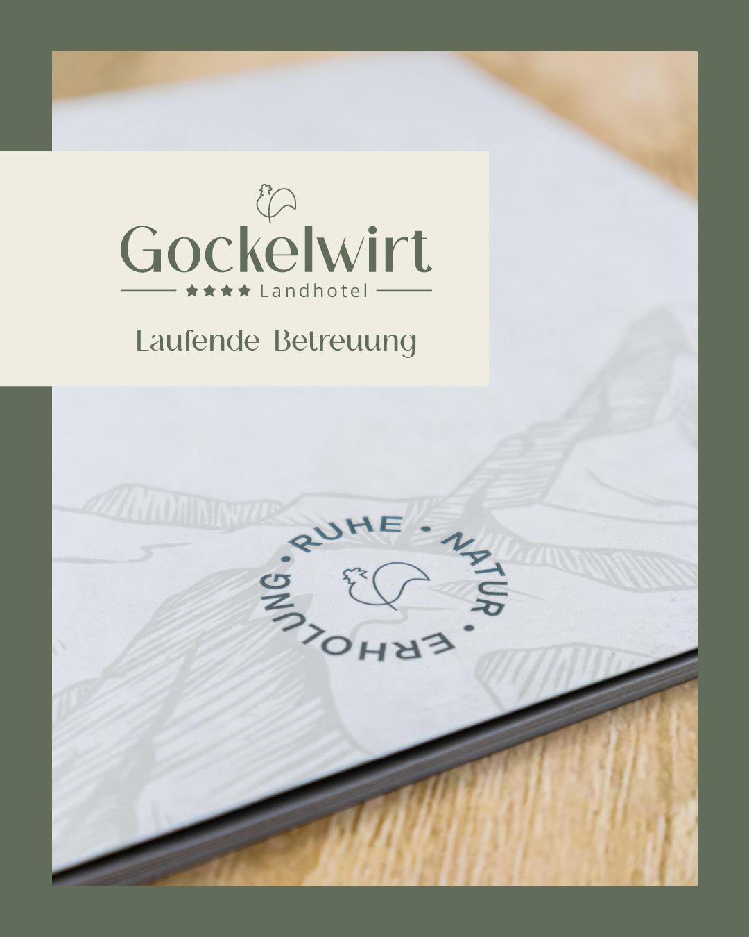 Ein stimmiger Markenauftritt endet nicht beim Logo oder bei der Website. Er zeigt sich überall dort, wo Gäste mit einem Unternehmen in Berührung kommen. 💚
Gerade in der Hotellerie und Gastronomie sind es oft viele einzelne Kontaktpunkte, die zusammen den Gesamteindruck prägen: die Broschüre auf dem Zimmer, der Wellness-Flyer an der Rezeption, die Rad- und Wanderkarte für die Tagesplanung oder der Geschenkgutschein, der vielleicht schon lange vor dem eigentlichen Aufenthalt überreicht wird. ✉️
Für das @landhotel_gockelwirt & @restaurant_gockelwirt begleiten wir deshalb auch die laufende Gestaltung unterschiedlicher Printmedien. Dabei geht es nicht darum, jedes Medium identisch aussehen zu lassen, sondern darum, eine klare gestalterische Linie zu schaffen, die sich konsequent durch alle Anwendungen zieht und gleichzeitig zum jeweiligen Zweck passt. 😊
So entsteht Wiedererkennbarkeit. Und vor allem ein professioneller, durchdachter Eindruck, der die Qualität des Hauses auch visuell transportiert. Denn unabhängig von der Branche gilt: Je konsistenter eine Marke an ihren verschiedenen Berührungspunkten auftritt, desto stärker und glaubwürdiger wird sie wahrgenommen.💪🏻
#branding #markenbetreuung #zeitfüreinenmutausbruch #printmedien