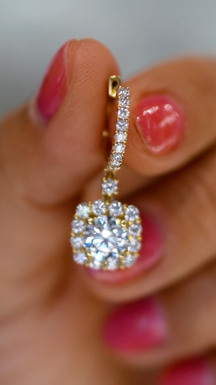 The kind of diamond earrings that make the whole look feel finished. Brilliant round centers, sparkling halos, and just enough movement to catch the light from every angle.
Would you wear these for the occasion—or make them the occasion?
#earringsofinstagram #DiamondJewelry #diamondhead #LuxuryEarrings #diamondsareforever