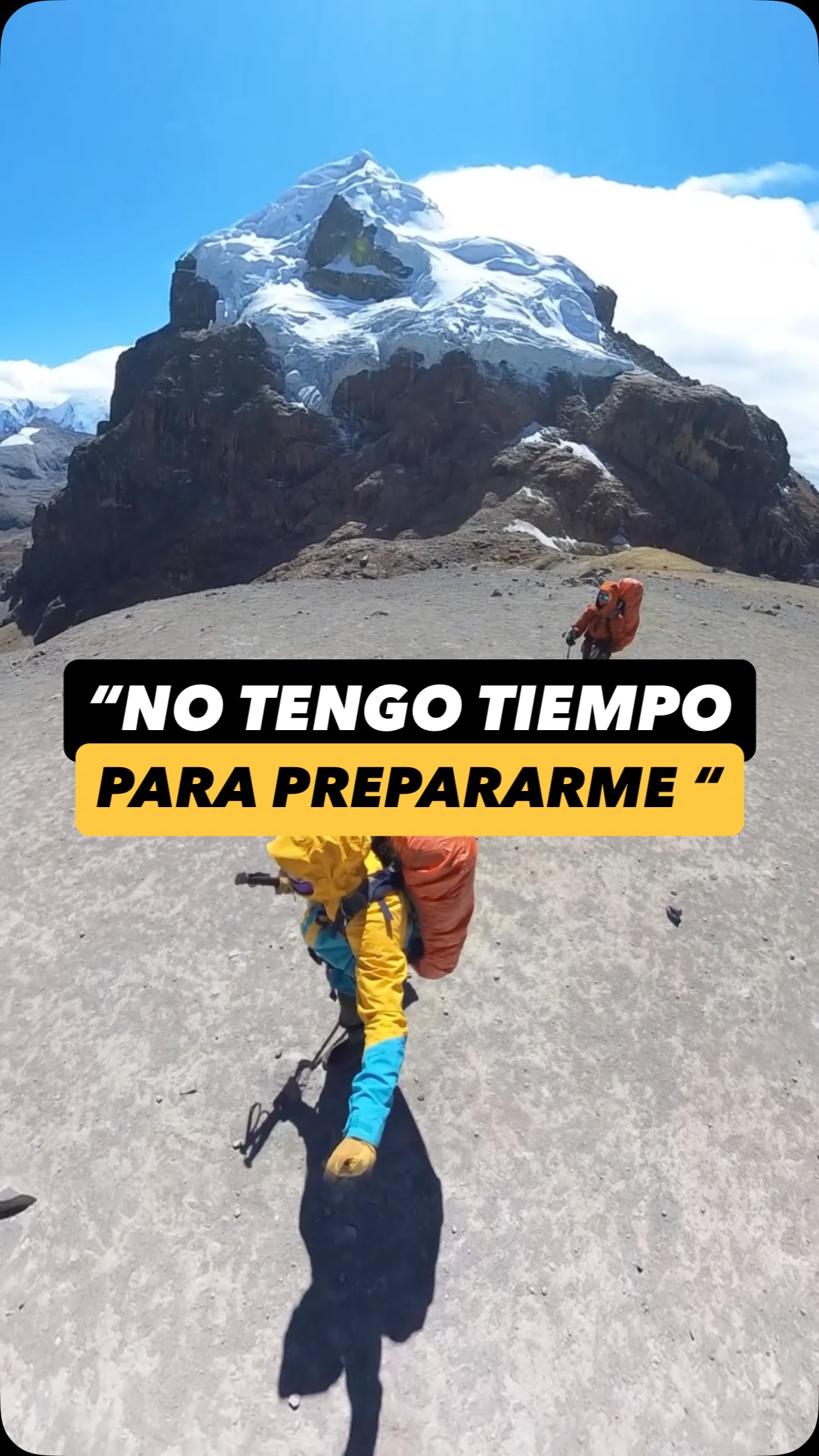 “No tengo tiempo para entrenar.”
Muchas veces el problema no es tener poco tiempo.
Es pensar que, si no puedes entrenar 4 o 5 días por semana, ya no merece la pena hacer nada.
Y para alguien que quiere seguir disfrutando de la montaña, ese pensamiento puede hacerte perder meses.
Porque quizá no necesitas hacer más.
Necesitas tener claro qué hacer con el tiempo que sí tienes.
Dos sesiones bien planteadas y mantenidas en el tiempo pueden tener mucho más sentido que intentar entrenar cinco días, aguantar dos semanas y dejarlo.
Sobre todo si ese entrenamiento está pensado para lo que después vas a necesitar ahí fuera:
Piernas que respondan cuando acumulas horas.
Fuerza para las bajadas.
Control cuando el terreno se complica.
Y confianza cuando aparece el cansancio.
No busques una rutina perfecta.
Busca una que puedas mantener incluso cuando tu semana no lo sea. 🏔️
¿Cuántos días a la semana crees que podrías entrenar de forma REALISTA?
Te leo 👇 y de paso, sigue a @televiajar