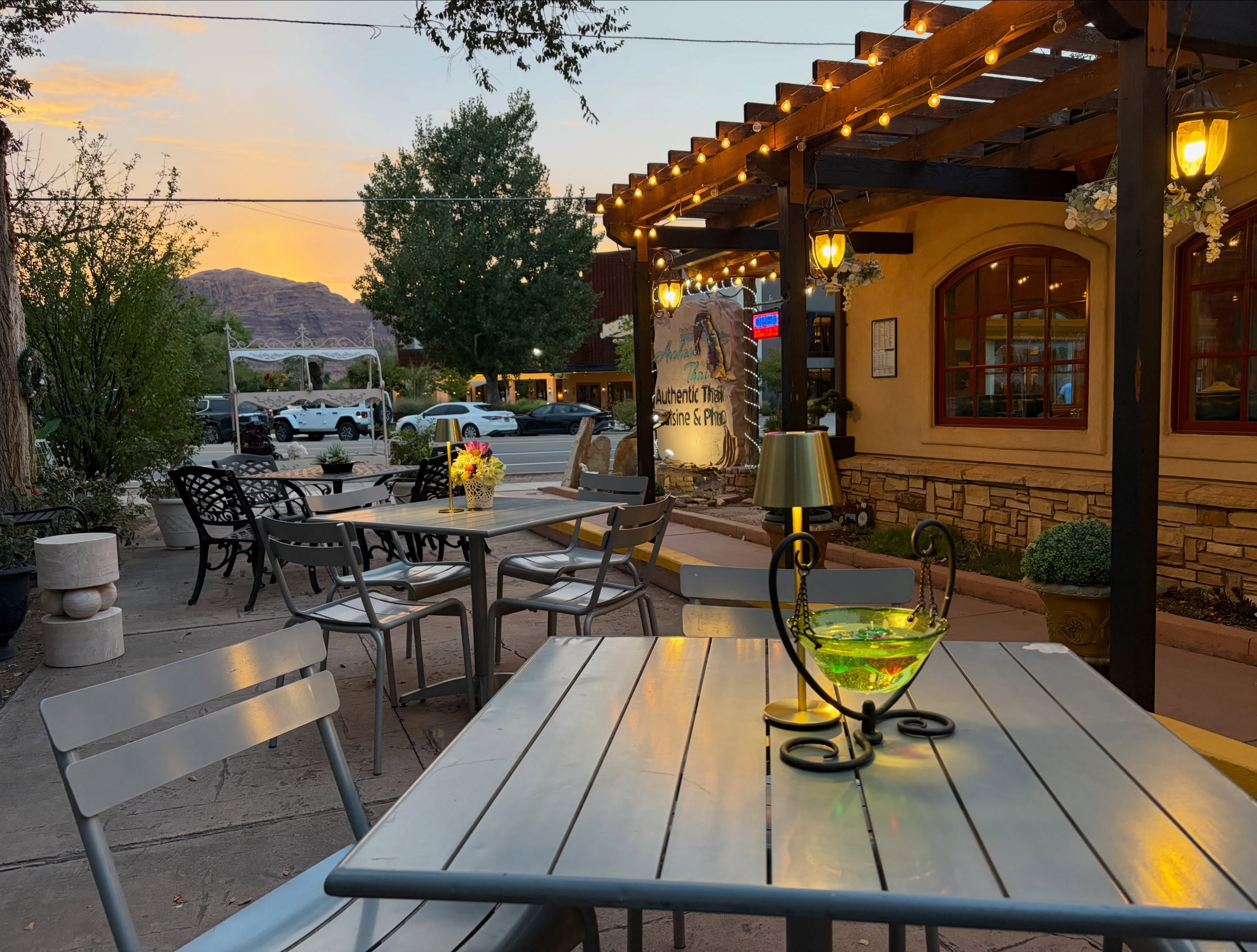 Food, drinks, cool weather and a view? I mean COME ON! #moab #thaifood #hiking #patiodining #views