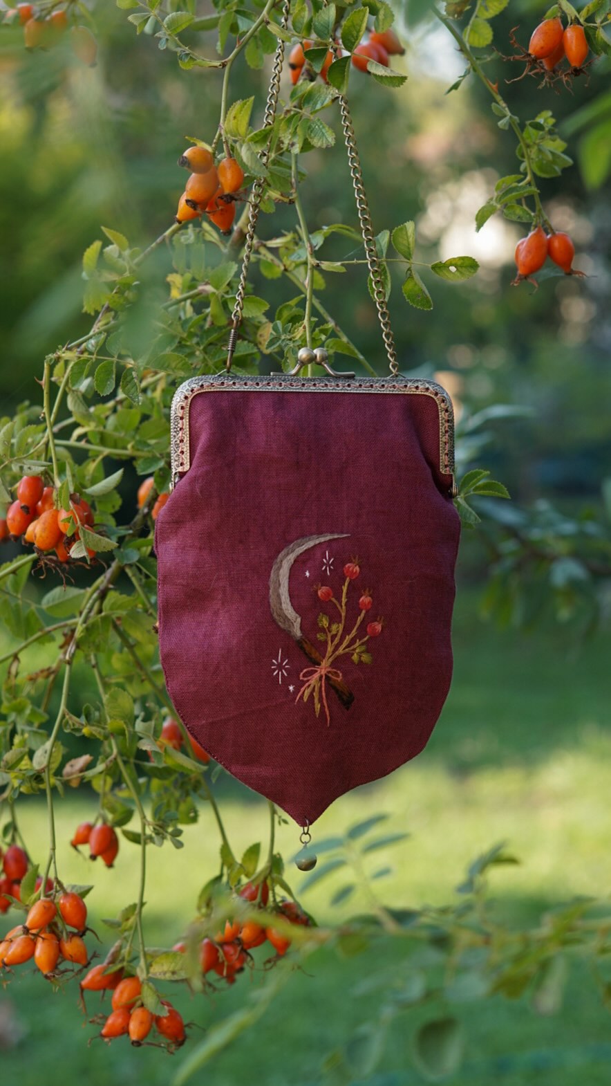 L'ispirazione si trova ovunque intorno a noi, basta saperla cogliere 🌾🌙
Ed in questo caso si trovava nel capanno degli attrezzi di nonno, ad attendere il suo turno per essere usata 🌿
(Perché i suoi compagni badile, vanga, zappa e forcone sono ancora usati 🧚🏻♀️)
#verbenacreazioni #handmadeembroidery #cottagewitch #witchaesthetic #autumnwitch