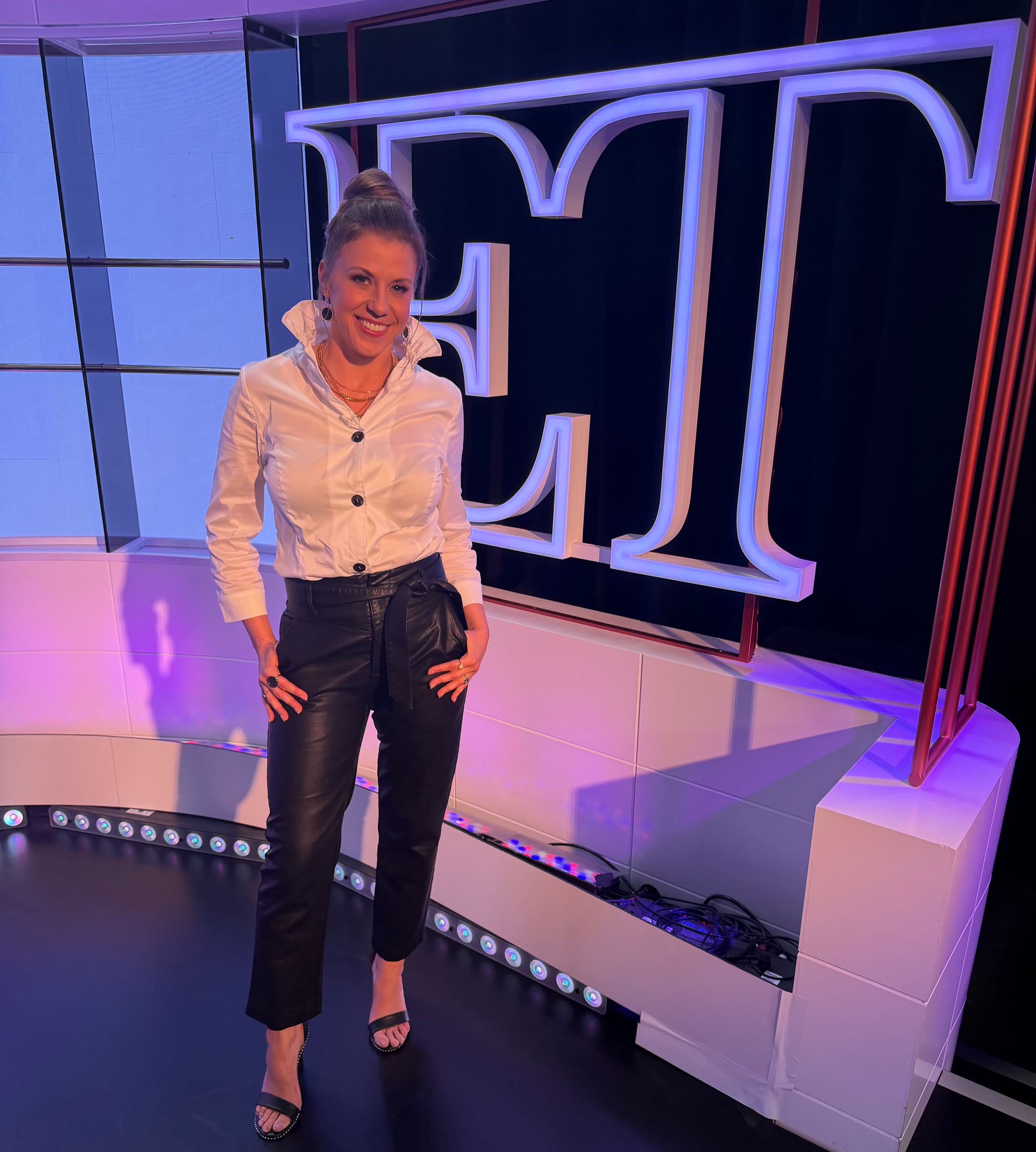 It was such a pleasure to create a custom python jewelry set for Jodie Sweetin to wear during her Entertainment Tonight appearance while promoting Disney’s Vampirina. ✨
Handcrafted python earrings paired with a coordinating statement ring, created especially to complement her look.
Thank you, Jodie, for trusting us to create these special pieces for your moment on ET. 🖤✨
#AnnieHandbags #JodieSweetin #EntertainmentTonight #Vampirina #PythonJewelry