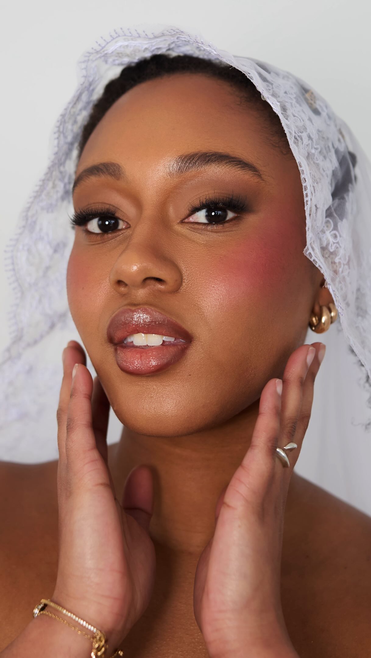 And if you happen to fall asleep with it on, I have it on good authority that it will most likely still be on in the morning (not that I’m condoning skipping your skincare. Please wash your face 😂)
Model @_imanisade_
Corset + veil @inspiredelykia
Lashes @onethirty.co