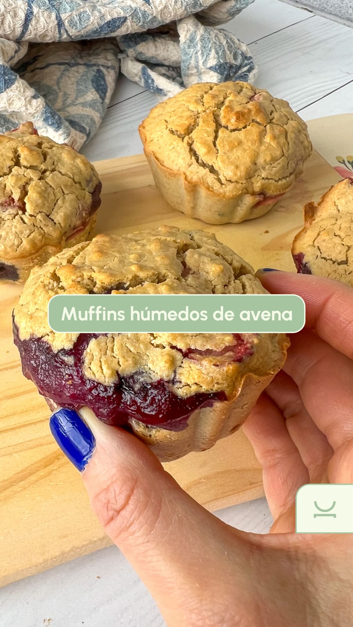 MUFFINS HÚMEDOS 🧁🫐🍓
Ideales para comer en la merienda 😍
🧁Ingredientes:
✔️ 1 taza de harina de avena común o sin gluten
✔️ 1/2 taza de avena común o sin gluten
✔️ 1 cta de polvo de hornear
✔️ Edulcorante a gusto
✔️ 2 huevos
✔️ 1/4 taza de leche descremada
✔️ 1/4 taza de aceite de oliva
✔️ Puñado de arándanos y puñado de frutillas
➡️ No te pierdas el video que te muestro el paso a paso 🔥
⁉️Que team sos recetas dulces o saladas? Sos de hacerte muffins? Te leooooo
💜 Si te gustó la receta la podes guardar y compartirla :)
❤️ Si estás buscando consultas personalizadas para crear hábitos saludables sin hacer dieta - escribime por mensaje directo o al link que está en mi perfil y hablamos por ahí :)
➖➖➖➖➖➖➖➖➖➖➖
📚Creando hábitos, no dietas
📩jacinta@nutricionequilibrio.com.uy
📲 098 408 043
🌎 Www.jacicubasnutricion.com
#muffins #meriendasaludable #recetasaludables #singluten #nutricionista