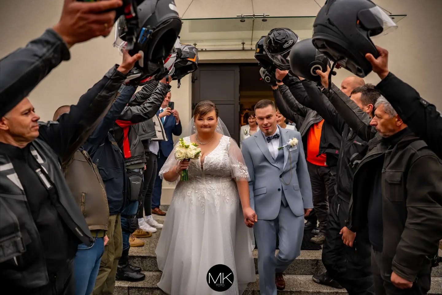 Ewa i Mariusz powiedzieli sobie tak!!! Mimo mocno deszczowej pogody ( mówią, że to błogosławieństwo Boże dla młodej pary 😇) , wszystko się udało: wykupiny przed domem Pani młodej, przejazd motocyklistów, zdjęcie grupowe przed kościołem i nawet zimne ognie pod wieczór 😎. A oprócz tego.. oj działo się 😎😁. Hasło przewodnie pani młodej: oj ile miłości, ile miłości wokół 😁🤣. Czego Wam obojga życzę: dużo dużo szczęścia i dużo dużo oj miłości miłości Kochani 😁.
.
.
.
#fotografiaślubna
#fotografrzeszów
#FotografJarosław
#fotografprzemyslslub
#fotografiaprzeworsk