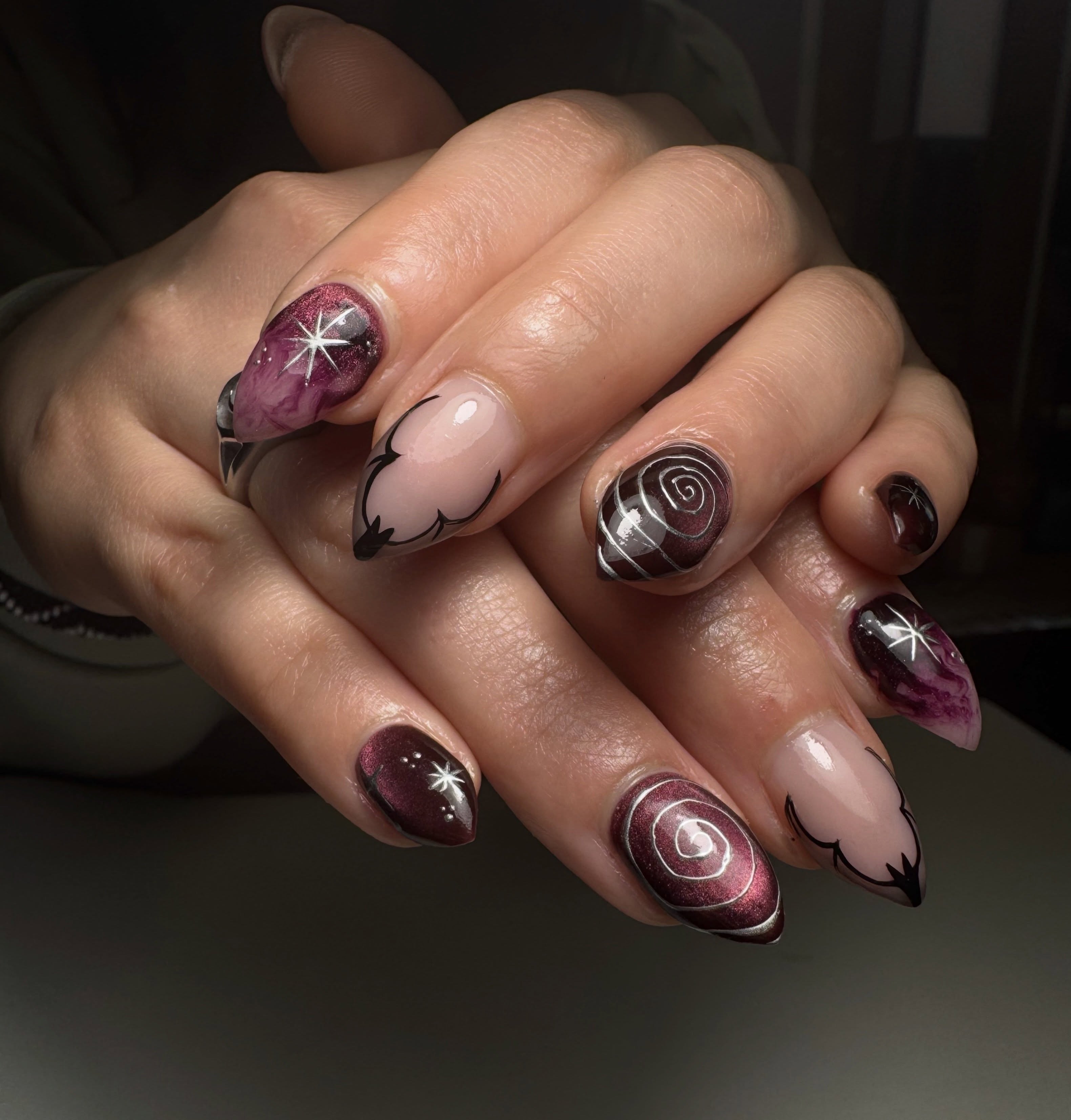 Spooky sets have started (not like they ever stop over here) and these ones are going to Salem!
Prep @ericasata
Structure @the_gelbottle_inc
Cat eye polish @gaoy_official_
Silver liner gel @sissiofficial_
#nailart #spookynails #batfrench #nailvira #518nails