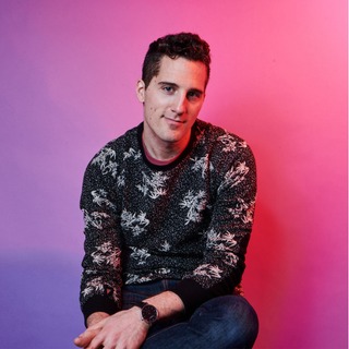 Jesse Ruben spent the day around Newark, playing music for kids. Tonight, he walks through OUR stage door.
Here's the fun part. So do you.
Stage Door Cabaret means you're not in the audience. You're on the stage. Same door as the artist, same view, table for four. 🎶
A few seats still open. https://www.midlandtheatre.org/stagedoor