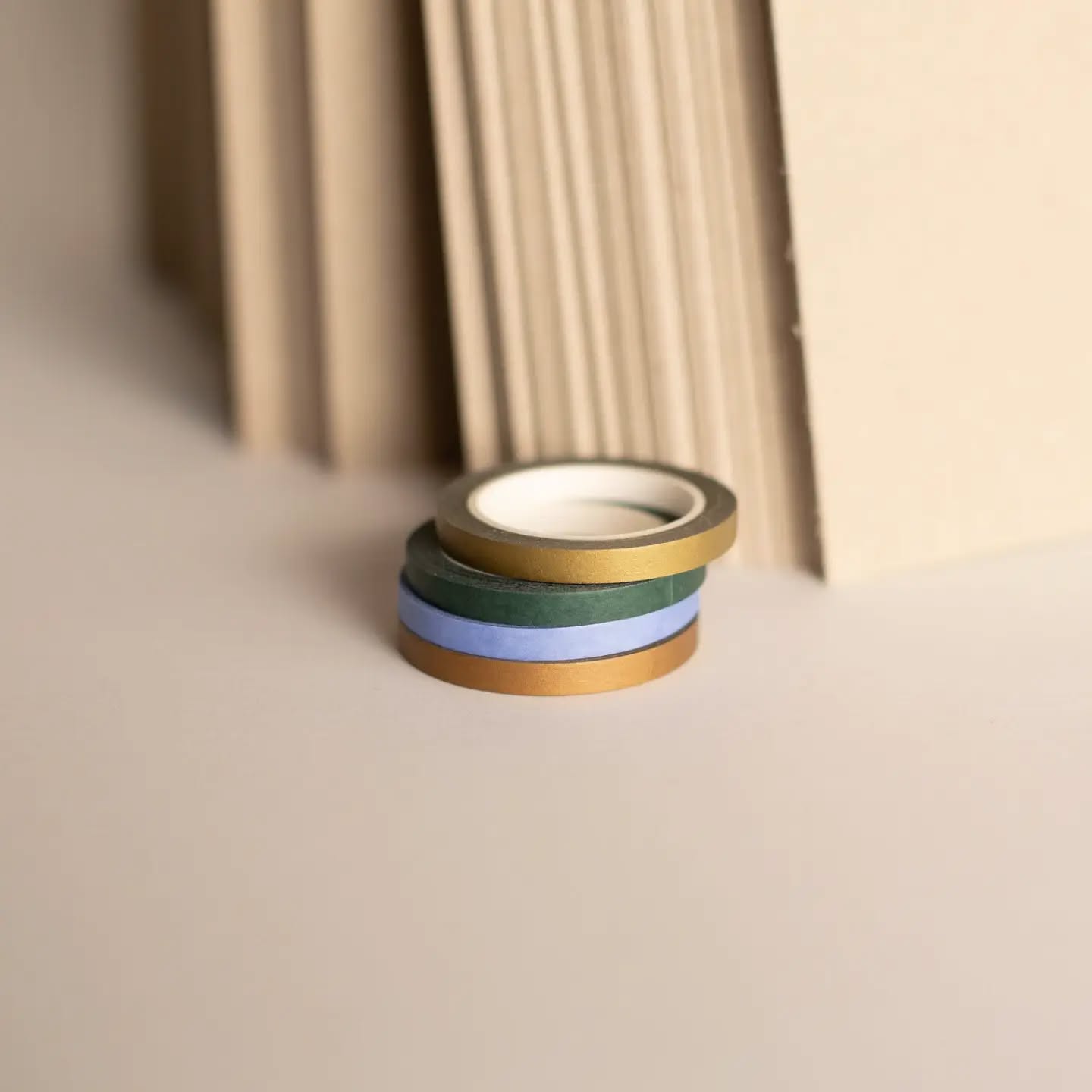 Les nouveaux masking tape ! Ils sont tout fins et sont parfaits pour accrocher des photos, souvenirs etc.... et pour du scrapbooking
.
.
.
#papererie #maskingtape #poussiereredesrues #scrapbooking #diy