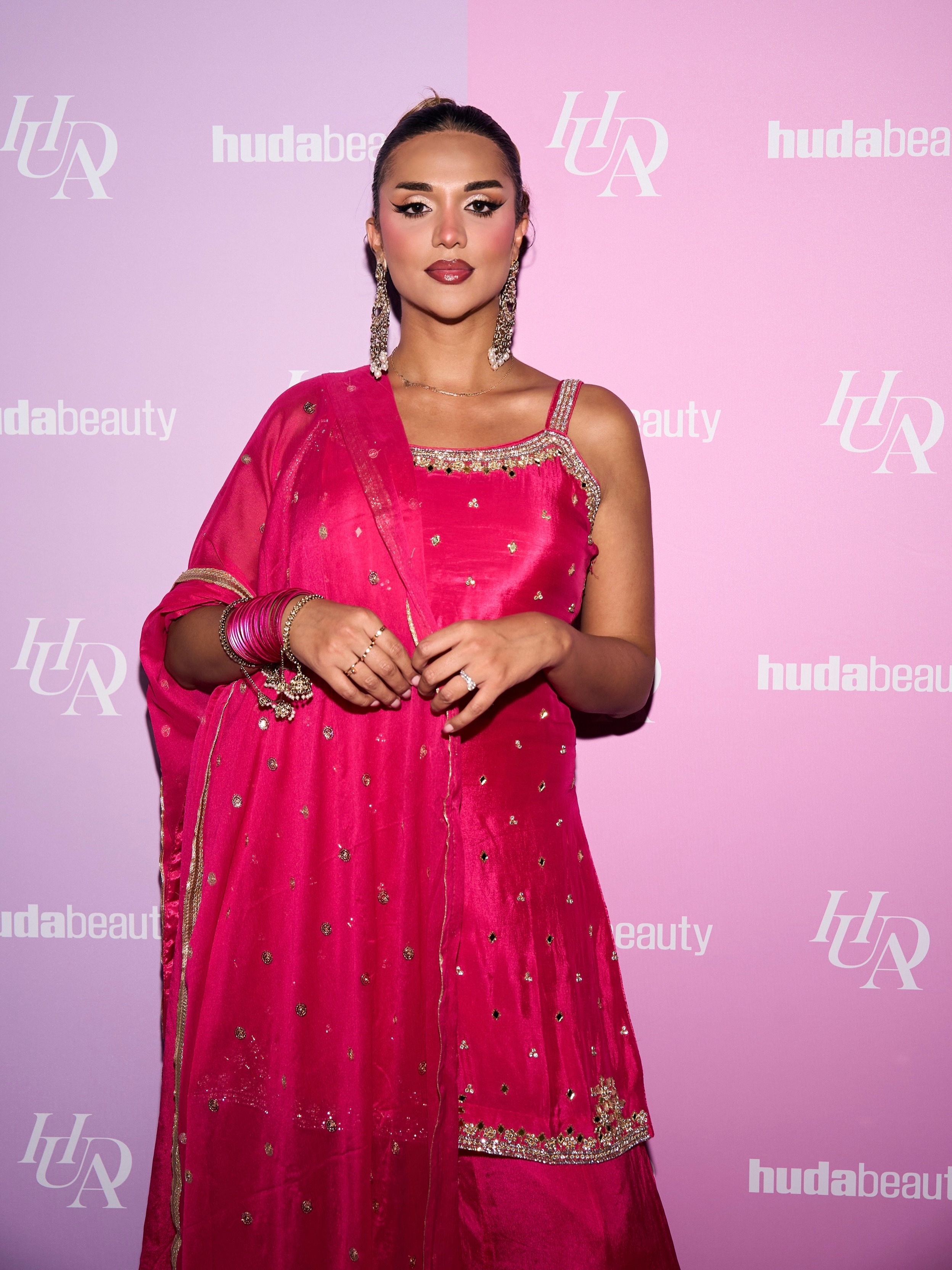 Ultra Snatched with @hudabeauty x @iamcardib 💖✨ such a gorgeous evening celebrating the new collection 💜
.
📸 @_by_alexis