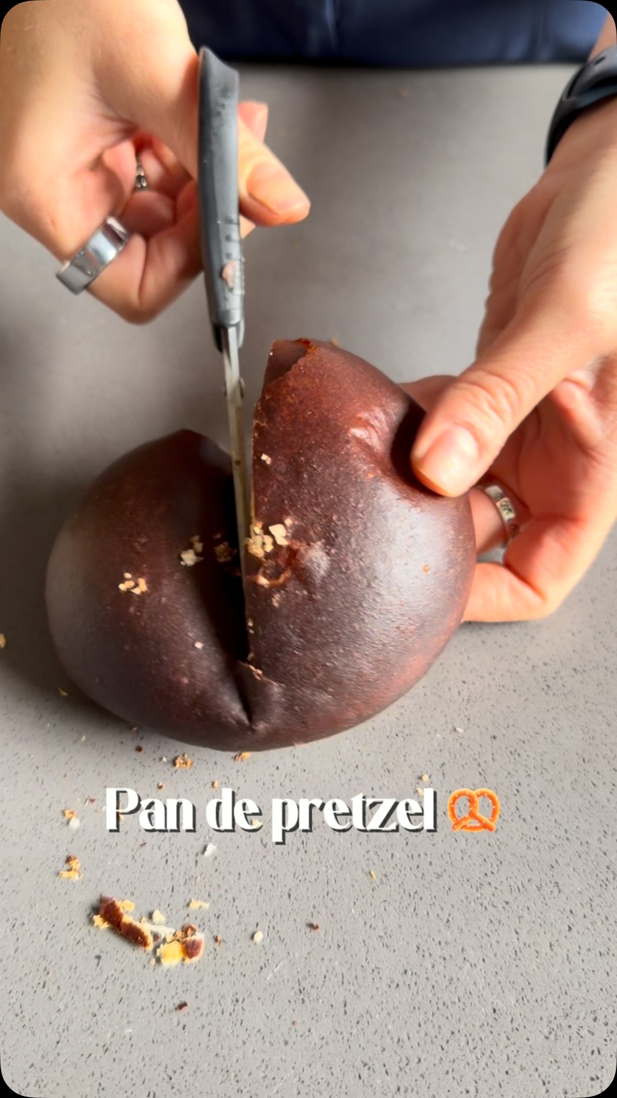 GUARDA esta receta porque estas medias hamburguesas de costilla con salsa cremosa de champiñones te van a resolver una comida espectacular.
Usé pan de hamburguesa pretzel de @alejandrina_bakery pero el secreto está en quitarle un poco del migajón para hacer espacio para todo lo bueno.
Ingredientes:
* Pan de hamburguesa pretzel
* Hummus
* Carne de costilla cocida y picadita
* 400 g de champiñones
* Tomillo
* Caldo
* Sal
Preparación:
1. Abre los panes por la mitad y retira un poco del migajón.
2. Unta una capa generosa de hummus y agrega la carne de costilla picadita.
3. Dora muy bien los champiñones con tomillo y sal. Reserva algunos para terminar.
4. Licúa el resto con un poco de caldo hasta obtener una salsa tersa y cremosa.
5. Vierte la salsa sobre la carne y mezcla ligeramente para que quede bien jugosa.
6. Termina con los champiñones dorados que reservaste.
7. Hornea a 180 °C durante 15 minutos.
Quedan deliciosas!, jugosas por dentro y con esa salsa de champiñones que hace TODA la diferencia.
.