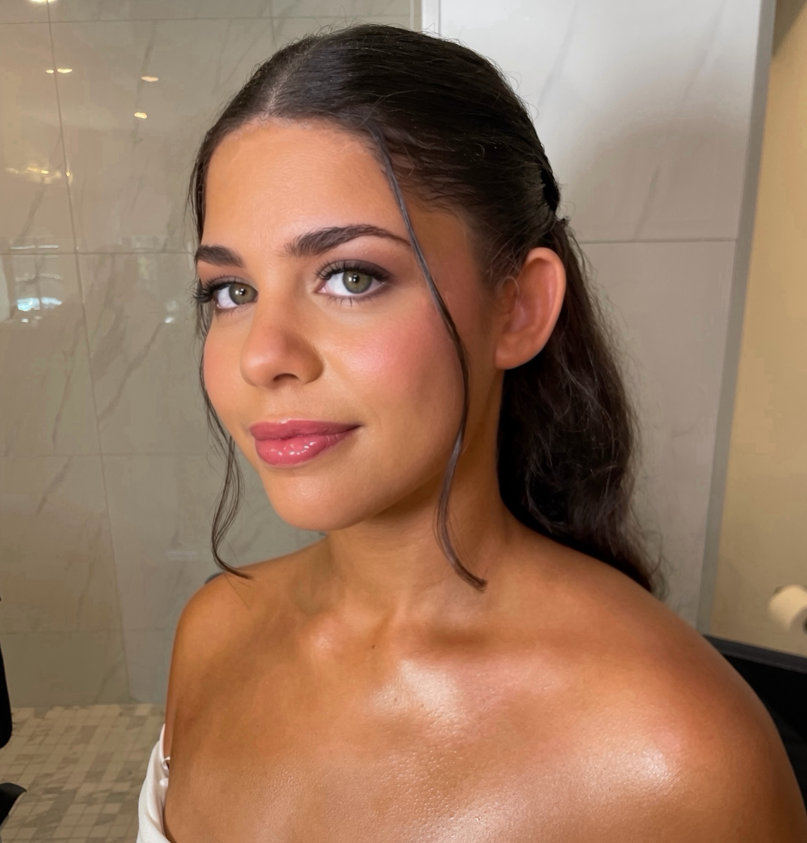 The most stunning bride @tayxelaine 💕 an absolute dream to glam
#torontobride #torontoweddings #torontomua #bridalmakeupartists #weddingmakeup