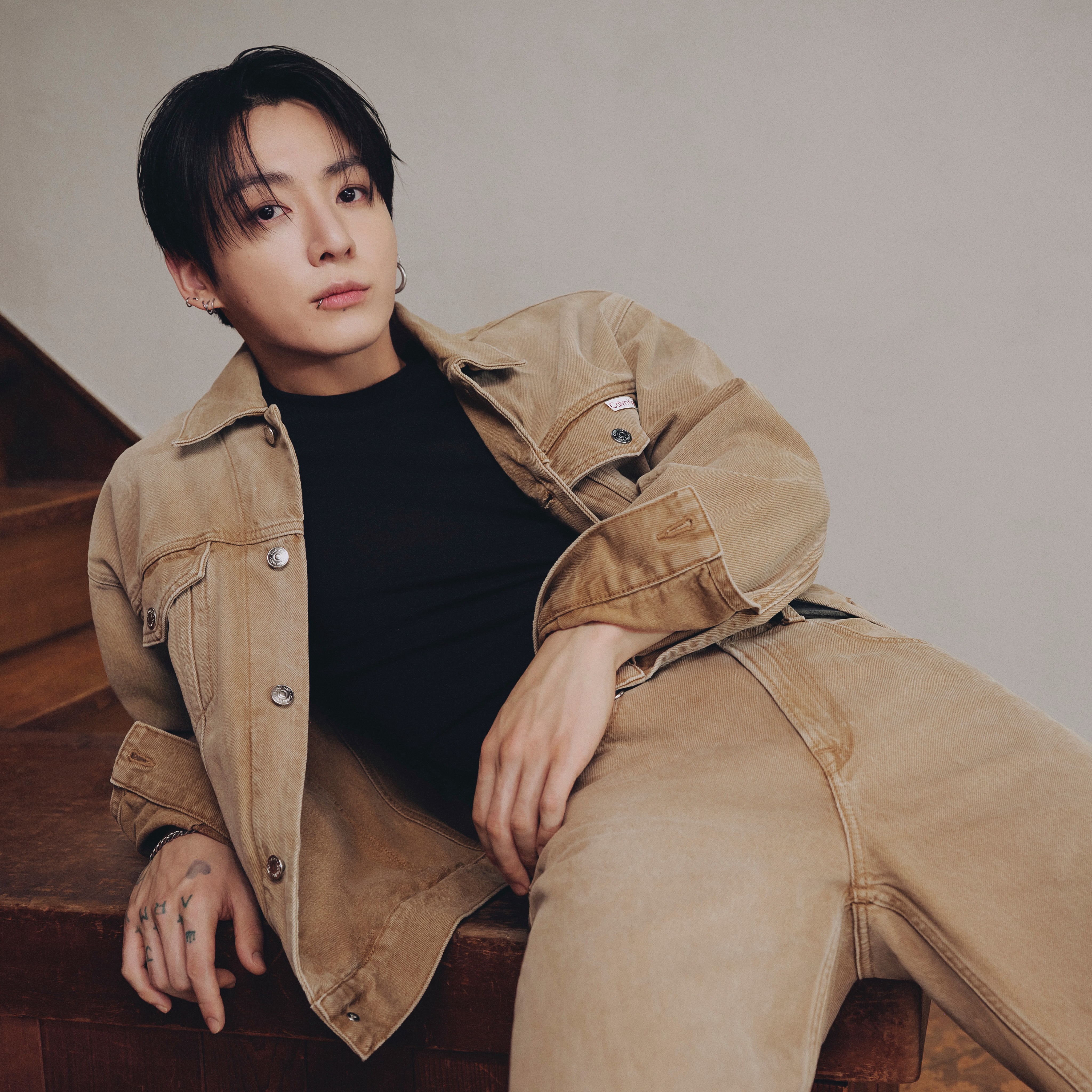 Calvin KleinがブランドアンバサダーであるBTSのJung Kook/ジョングクを起用した2026年秋「Feel The Fit」デニムキャンペーンを公開!
本キャンペーンは、自分にぴったりのジーンズのフィットを見つけたときに生まれる自信を称えるもので、Jung Kookが持つ唯一無二のエネルギーとスタイルを通じて、Calvin Kleinのアイコニックなデニムを表現しています。
【Jung Kookコメント】
「Calvin Kleinと長年仕事をしてきた中で、ブランドのジーンズを履くたびに感じる特別な感覚をより深く理解するようになりました。フィット感やムードには、自分自身と強く共鳴する何かがあります。その感覚を音楽や動きを通して表現できたことで、このキャンペーンをより楽しむことができました。」
【是非フォローをお願いします!】
@mashroom_tokyo
@mnijungkook @bts.bighitofficial
@calvinklein #カルバンクライン