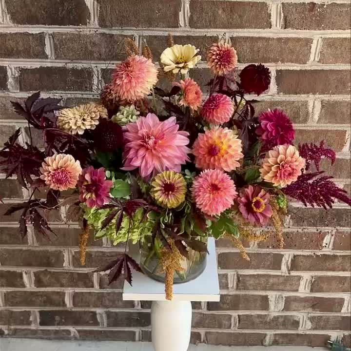 Fall is slowly approaching and all the local blooms are showing out!! ๐