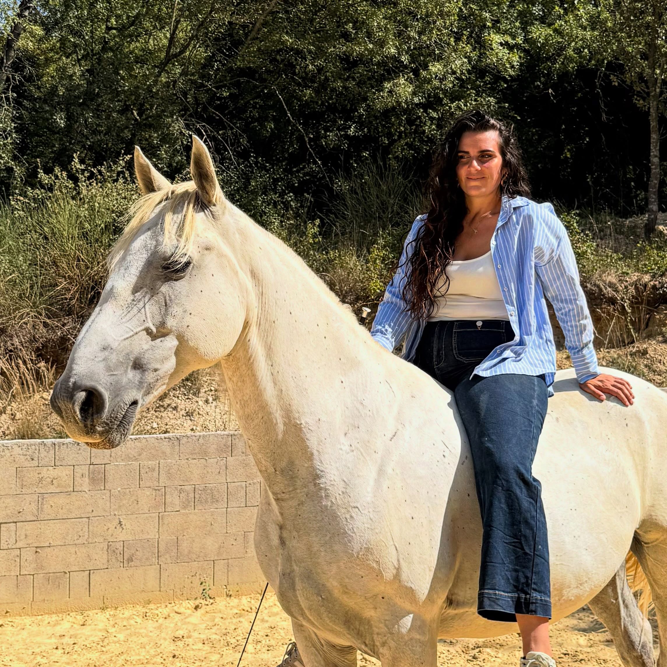 Il y a des ventes plus difficiles que d’autres… ❤️
Aujourd’hui, c’est mon cher Jeinko Maestoso Dune qui a trouvé sa nouvelle famille.
Ce départ est particulièrement difficile pour moi. Jeinko, c’est bien plus qu’un cheval : c’est le premier poulain né à la maison, celui qui a vu naître l’élevage et qui, quelque part, en a été le tout premier chapitre. 🐎
7 années à tes côtés, à te voir grandir, évoluer et devenir le beau cheval que tu es aujourd’hui… 7 années qui resteront gravées dans mon cœur.
Merci pour toutes ces belles années mon Jeinko. ❤️
Je te souhaite une merveilleuse vie dans ta nouvelle famille, remplie de belles aventures et de bonheur.
Belle vie à toi mon grand. 🤍