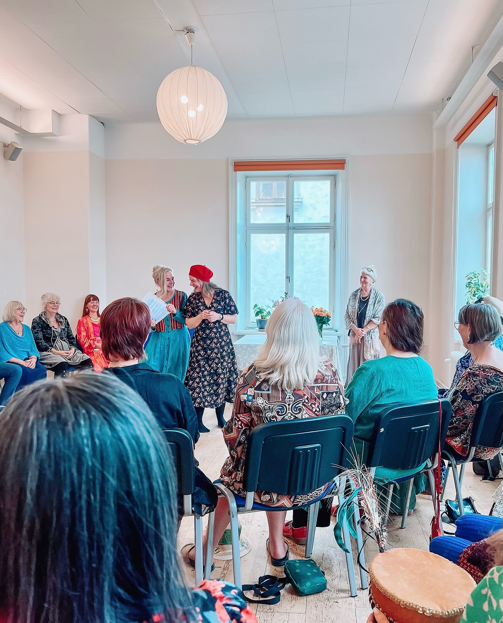 Det går nästan inte att beskriva dessa två år…
Kära grupp, vilken oerhört mäktig resa ni har gjort. Vi gratulerar er! 👑
Presentation av praktik och examen. En magisk helg i framtidens tecken… Nu ska ni ut & flyga!
🎉 Vi är så stolta!
//Teamet på Expressive Arts Stockholm