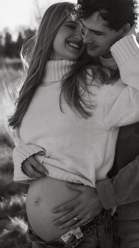Sun, wind, a season in change... and something amazing to come! 😍
I love to capture pregnancies like this. Living and with true connection. I always think "imagine when that baby grows up and look back at these pictures... what a treasure!"
Are you pregnant now? Time to book that session! 🙌
#gravid2026 #bf2027 #gravidfotografstockholm #gravidfotografering #familjefotograf