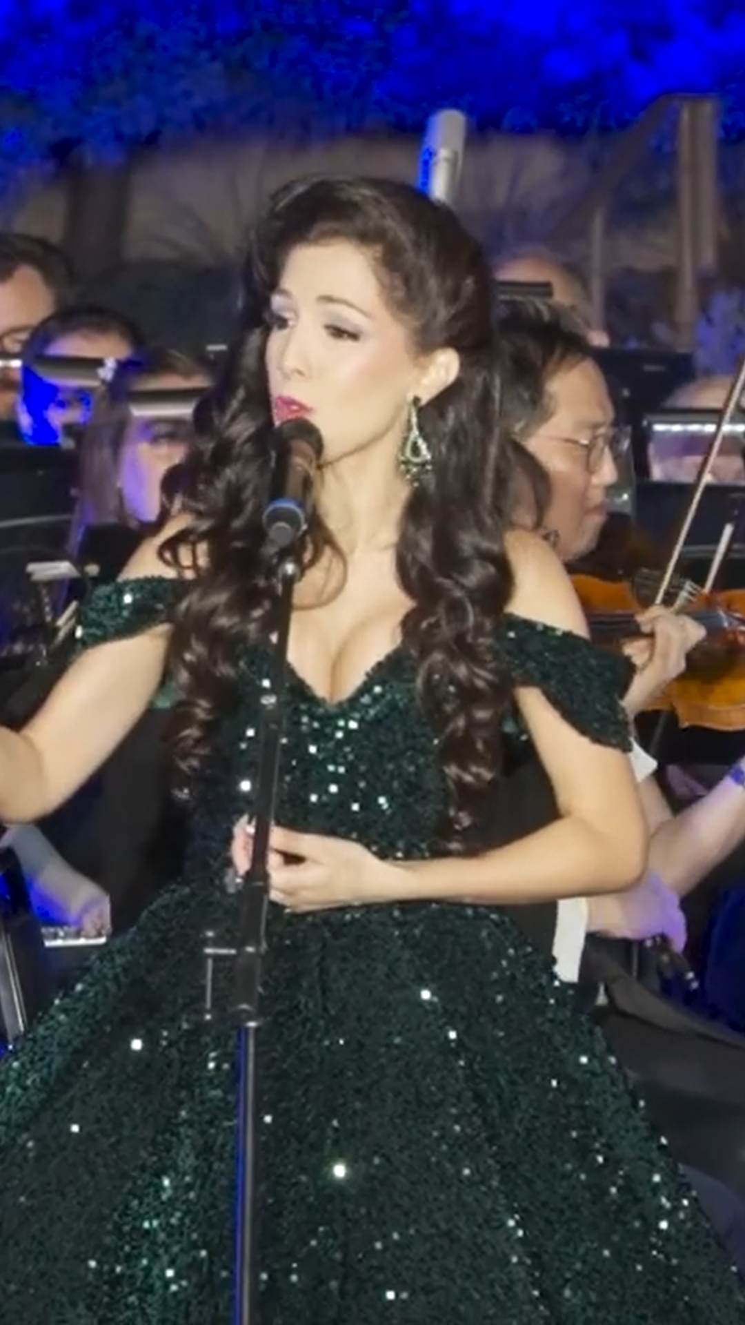 🎶✨ "You Raise Me Up."
Some songs are built to lift you higher, and this is the one I turn to when I want to remind someone they are stronger than they know. Full orchestra behind me, heart wide open. Let this one raise you up today.
xo, Roxy Darr 💋🌹
#YouRaiseMeUp #JoshGroban #ClassicalCrossover #Soprano #Vocalist #RoxyDarr