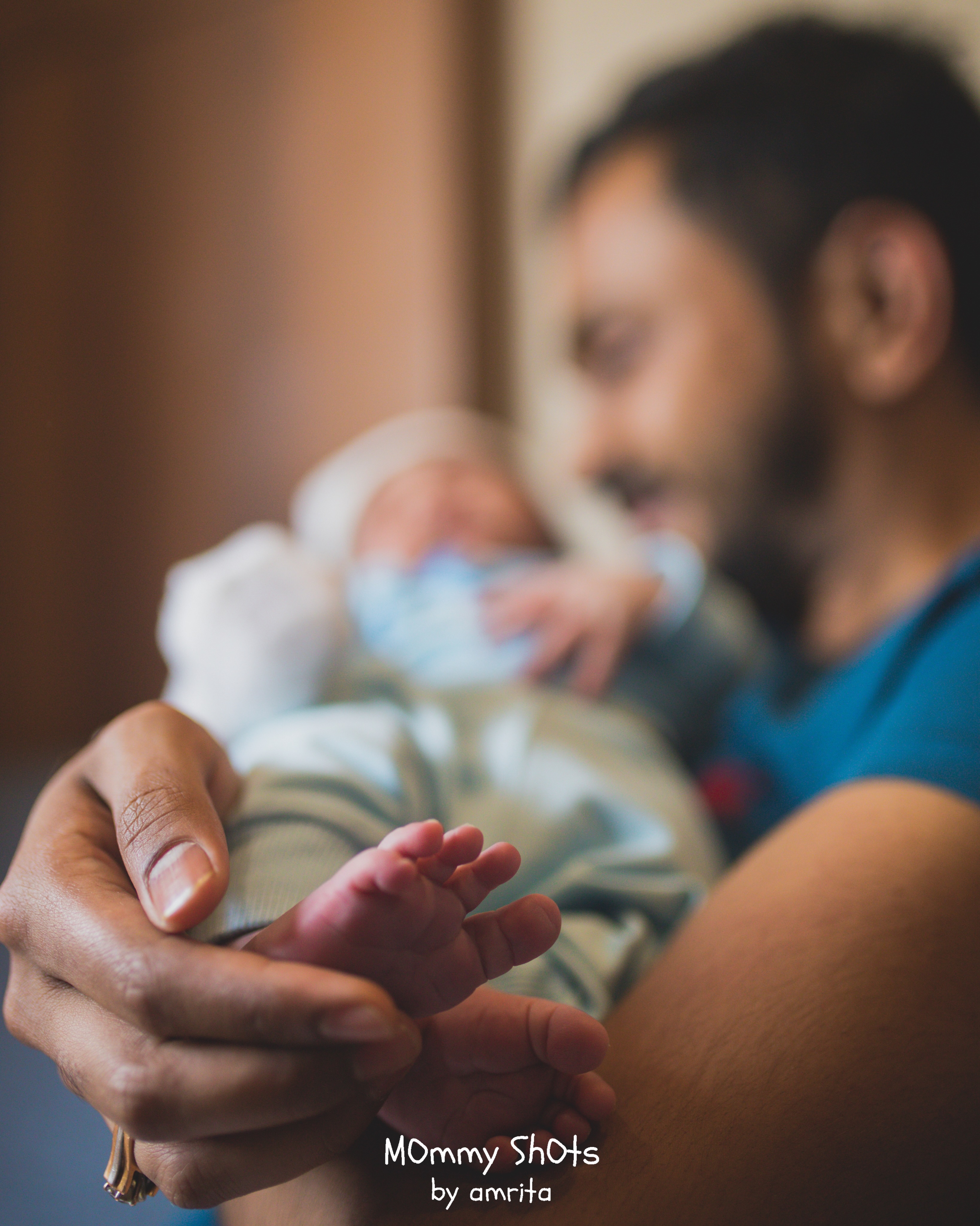 It is stunning to be around for one of the most important moments of a new parent’s life. Your baby, right after birth, in your arms for the first time. Captured for eternity. That’s what our #fresh48 portraits aim to do.
When your little one starts crawling, walking, and then running in full speed, you will look at this image and see their tiny feet experiencing the world for the first time.
Comment “Yes” to know more!
#mommyshotsbyamrita #newborn #newbornphotosession #hospitalphotoshoot