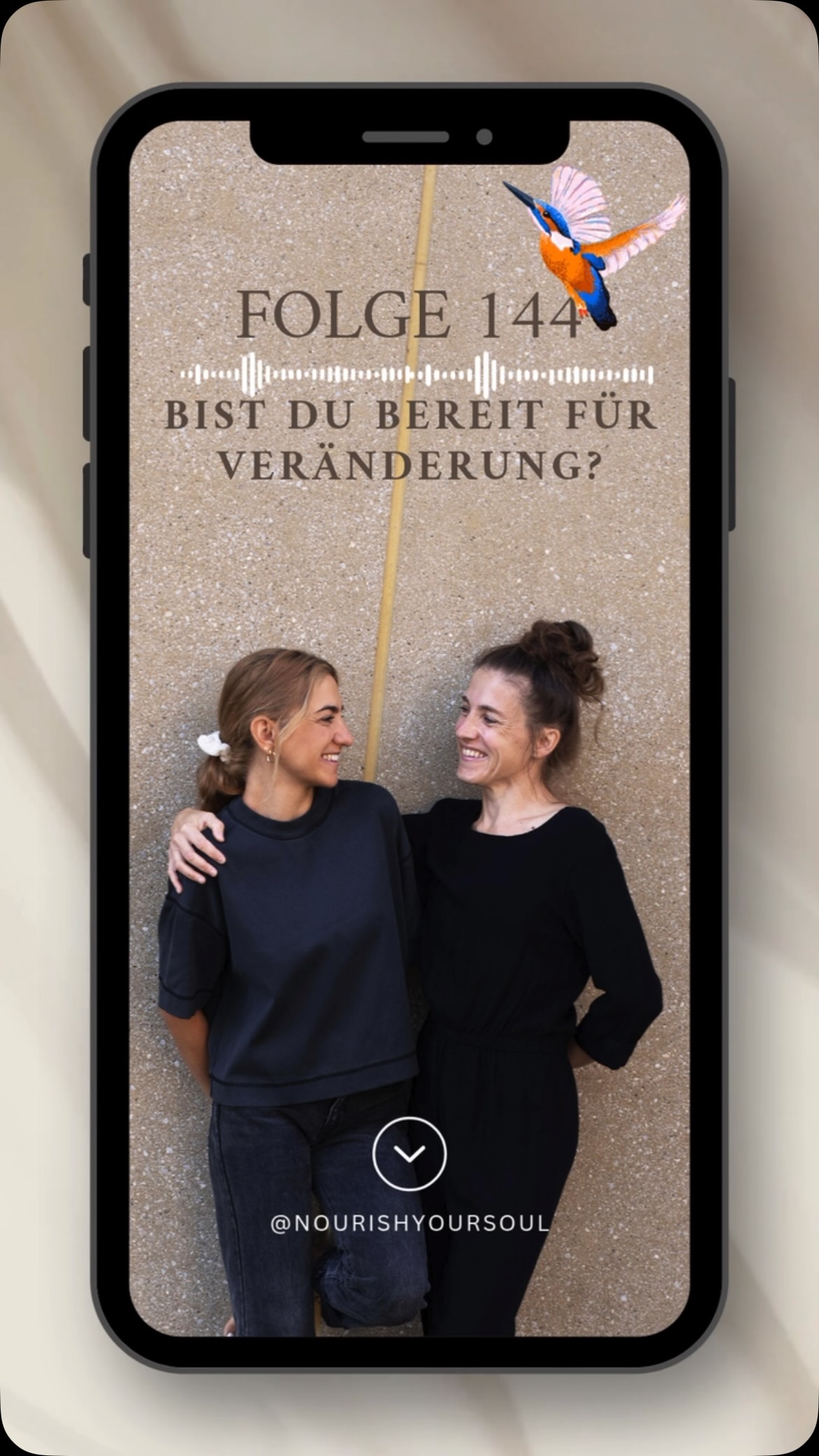 In der heutigen Folge schauen wir uns die Bereitschaft zur Veränderung genauer an. ⛓️💥
Spezifisch reden wir darüber, was in der Lücke zwischen einem Rat, Hilfe, Beratung etc., die man erhält, und der Umsetzung dieser Ratschläge, Botschaften, Hilfestellungen passiert? 🫠
Manchmal sind wir sogar lange auf der Suche nach Antworten oder Hilfe, wenn wir sie dann bekommen – egal, in welchem Bereich – fällt es uns dennoch oft schwer, diese Dinge dann umzusetzen. 😮💨
Heißt das, dass wir dann einfach nicht bereit sind für Veränderung? Geht es überhaupt darum, Dinge sofort 1:1 umzusetzen? Oder geht es vielleicht darum, das differenzierter zu sehen und seine eigenen Prozesse ernst zu nehmen. 🧘🏻♀️
Hör rein und folge uns auf unseren Gedankengängen hin zu mehr Selbstermächtigung!
#holistischegesundheit #veränderungbrauchtzeit #holistischescoaching #coachinggraz