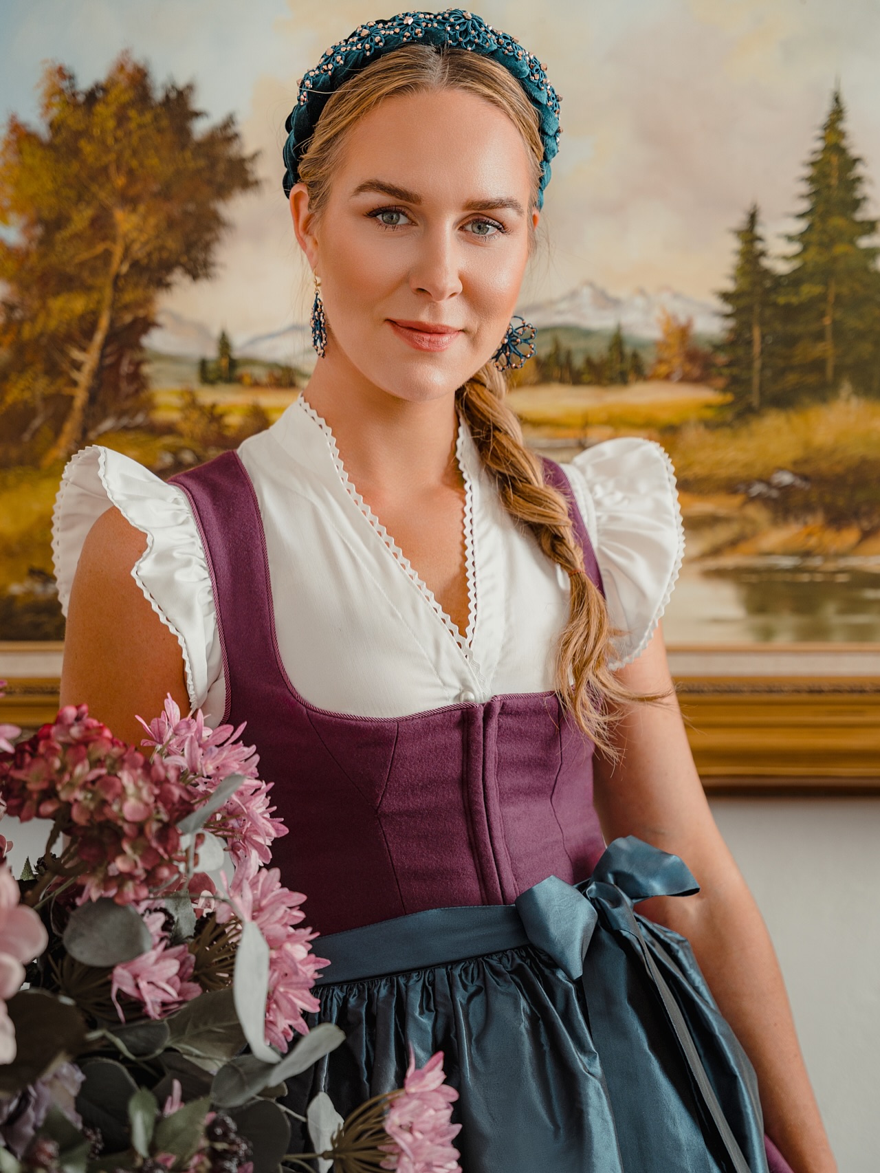 Herbstzeit ist Dirndlzeit. 🍇🥨🍻 Wir wünschen einen wunderschönen Freitag mit unserem Dirndl ,,Marie Loden Aubergine“ mit handbedruckter Taftseidenschürze, kombiniert mit der Dirndlbluse Vanessa. Perfekt dazu: die Strickjacke von @mirabell.salzburg 🧶🐑. Jedes Modell wird von höchster Präzision und mit Liebe zum Detail in Österreich handgefertigt.