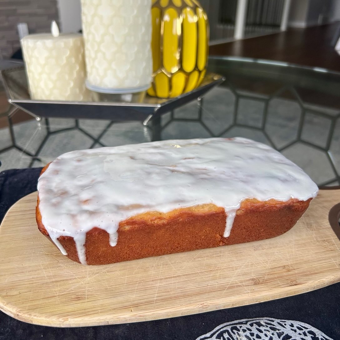 Protein Lemon 🍋 Loaf with Yoghurt honey glaze (easy recipe and about 10-12 grams of protein per slice!!) because I try to combine my cravings for something sweet with getting a good amount of protein throughout the day 🫶🏻 Ever since I started to pay attention to my daily protein intake (I was at about 50% of what is recommended for my age and weight) I have more energy and am less tired, less hungry throughout the day and feel more grounded and focused 🤩 General minimum is 0.8 grams of protein per kg of body weight a day, but many specialists recommend 1-1.2 grams per kg of body weight. Enjoy this super yummy loaf recipe below:
Protein Lemon 🍋 Loaf
Wet ingredients
• 2 large eggs
• 3 cup Greek yogurt (you can use lactose free or coconut yogurt)
• ¼ cup milk (any kind)
• 3½ tbsp melted butter or neutral oil
• 3 tbsp + 1 tsp honey or maple syrup
• 1 tsp vanilla extract
• Zest of 2 lemons
• 3 tbsp fresh lemon juice
Dry ingredients
• 1 cup all-purpose flour
• ½ cup protein powder (whey or plant protein)
• 1½ tsp baking powder
• ¼ tsp baking soda
• Pinch of salt
Bake at 350°F (175°C) for about 35-45 minutes in a lined (I greased it with coconut oil instead) loaf pan. Don’t overmix the batter, and start checking it around 35 minutes.
One small note: protein powder is much less consistent by volume than by weight, so if your batter seems unusually thick, add another 1-2 tbsp milk.
It should be thick but easily spoonable into the pan. Let cool down in pan for 10 minutes before taking it out.
Glaze:
* ½ cup (120 g) thick Greek yogurt
* 2 tablespoons honey
* 1–2 tablespoons fresh lemon juice
(Let it cool down for another 45 minutes before adding glaze)
And voila… your healthy, yummy lemon snack for days is ready! If you add the yogurt glaze make sure to refrigerate it right away 😋 🩷💕
Pro tip: Baking with protein powder can sometimes make things a bit dry- storing it in airtight container in fridge will bring back moisture nicely!