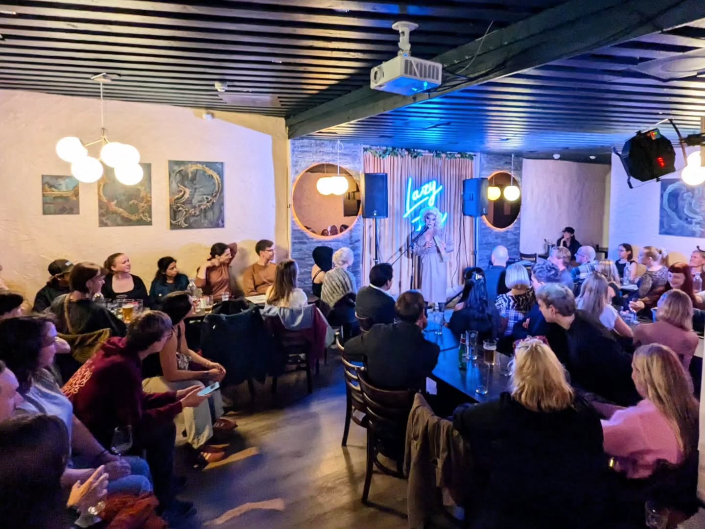 What an honour to host another @helstandupleague in September! Next month I am back as headliner! Thank you everyone for such a wonderful energy! We have the debut of MOTHERTUBE, and it ws ⭐ ⭐ ⭐ ⭐ ⭐
PS: the most chaotic hosting ever - mixing names, I forgot my outfit at home and stayed with a trench coat the whole night, but the mug was mugging and the wig by @gigi.theginger was on point!
📸
(1-4) @sofiko_stst
(6) Please someone find those girls!
(7) @jennaoksane
