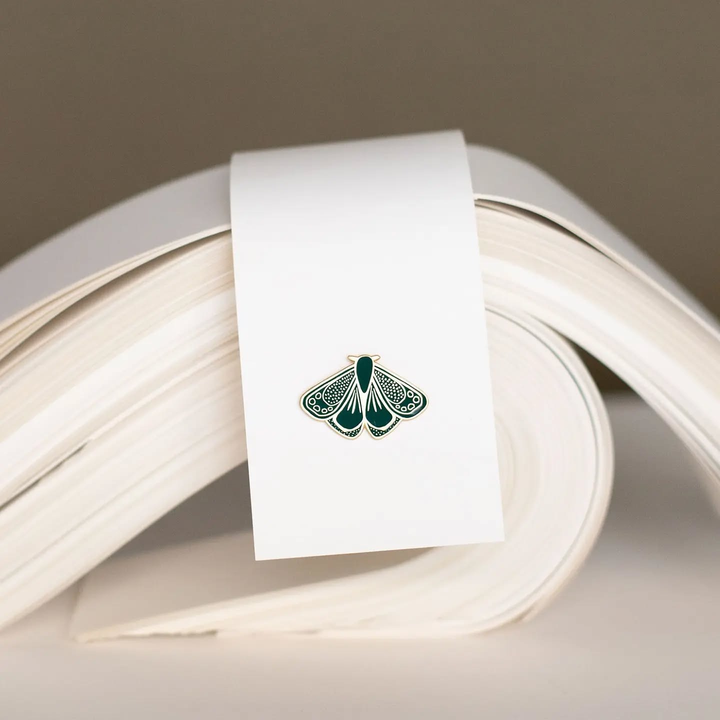 New!
Nos nouveaux pin's sont légèrement différents. Ils sont toujours dorés mais aussi émaillés d'un vert foncé !
Perso j'adore la combinaison et ça change un peu🥰
.
.
.
#poussiereredesrues #pins #jewels
