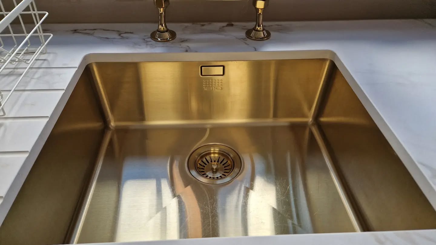 Four years old and still shining like day one! ✨
We’ve had the pleasure of servicing Wheelwrights Cottage since 2022, and this kitchen sink is the perfect example of why professional care matters.
Fixtures and fittings are a significant investment in any home or holiday let. With the right techniques and consistent maintenance, you don't just keep them clean—you protect their finish and dramatically extend their lifespan. Four years on, and it still looks brand new.
When you look after the details, quality lasts.
🌿 Maid in Rye Ltd | Professional Housekeeping Services across Rye & surrounding areas.
#MaidInRyeLtd #ProfessionalHousekeeping #WheelwrightsCottage #RyeEastSussex #HolidayLetTurnover PropertyCare AttentionToDetail CottageCar