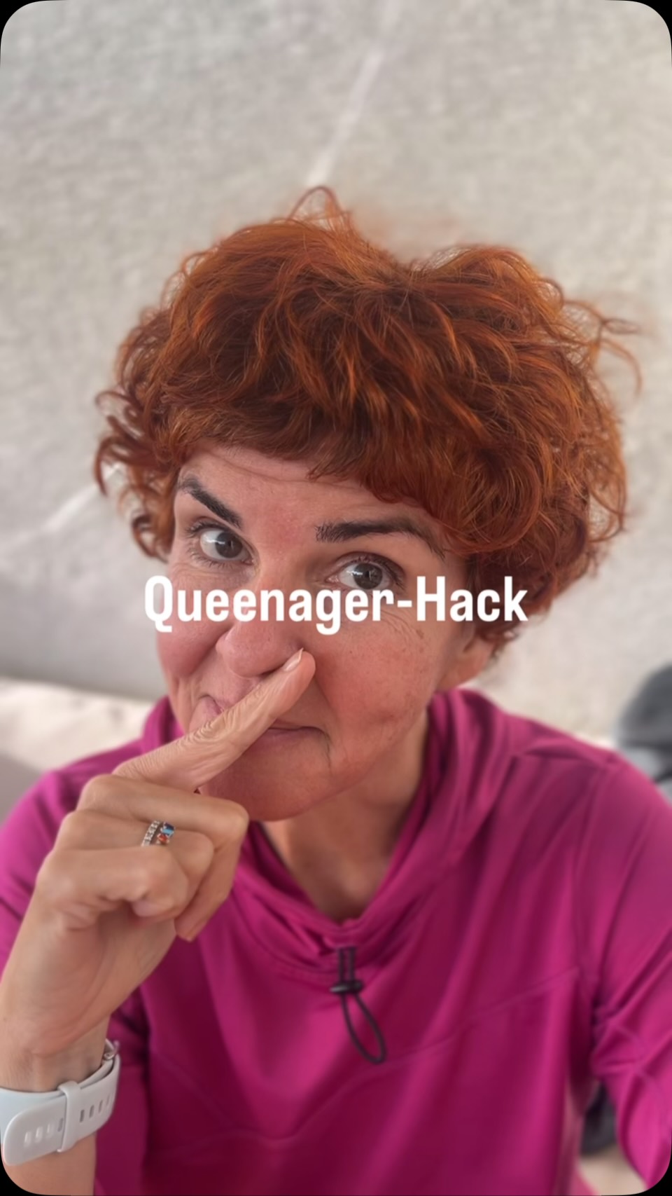 Wenn du sofort weißt, was jetzt zu tun ist: Herzlichen Glückwunsch. 😅
Du bist ziemlich sicher Generation Wechseljahre. 🩷🧡
Und falls du nicht nur Kassettensalat entwirren, sondern auch die Wechseljahre besser verstehen willst:
Auf dem MENOMIO-Kanal findest du Wissen, Expert und ehrliche Geschichten rund um Perimenopause, Menopause & Co. – verständlich, fundiert und ohne Panikmache.
🎧 MENOMIO – der Podcast für glückliche Wechseljahre.