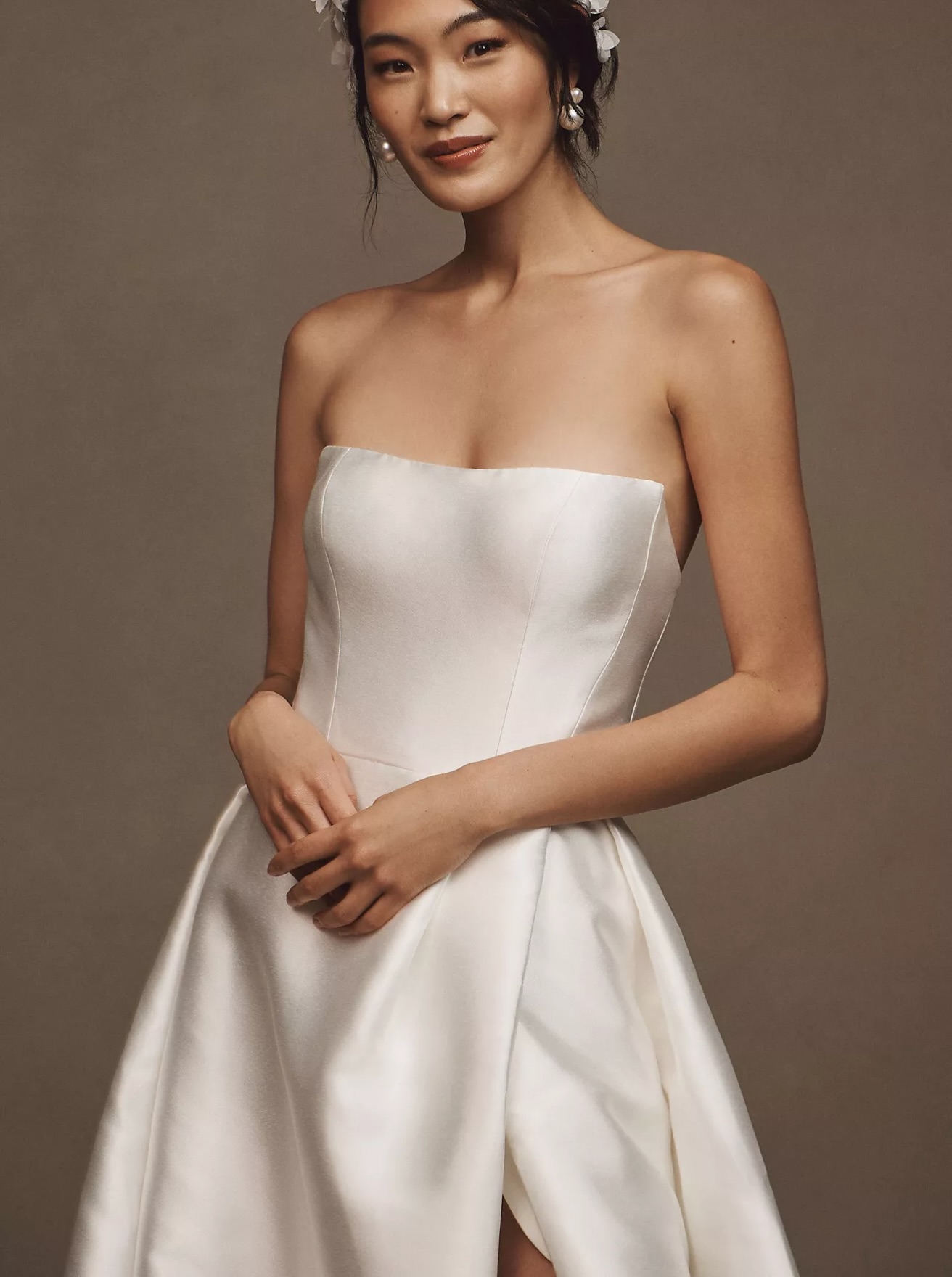 Catherine. Luminous mikado with a straight sharp neckline.